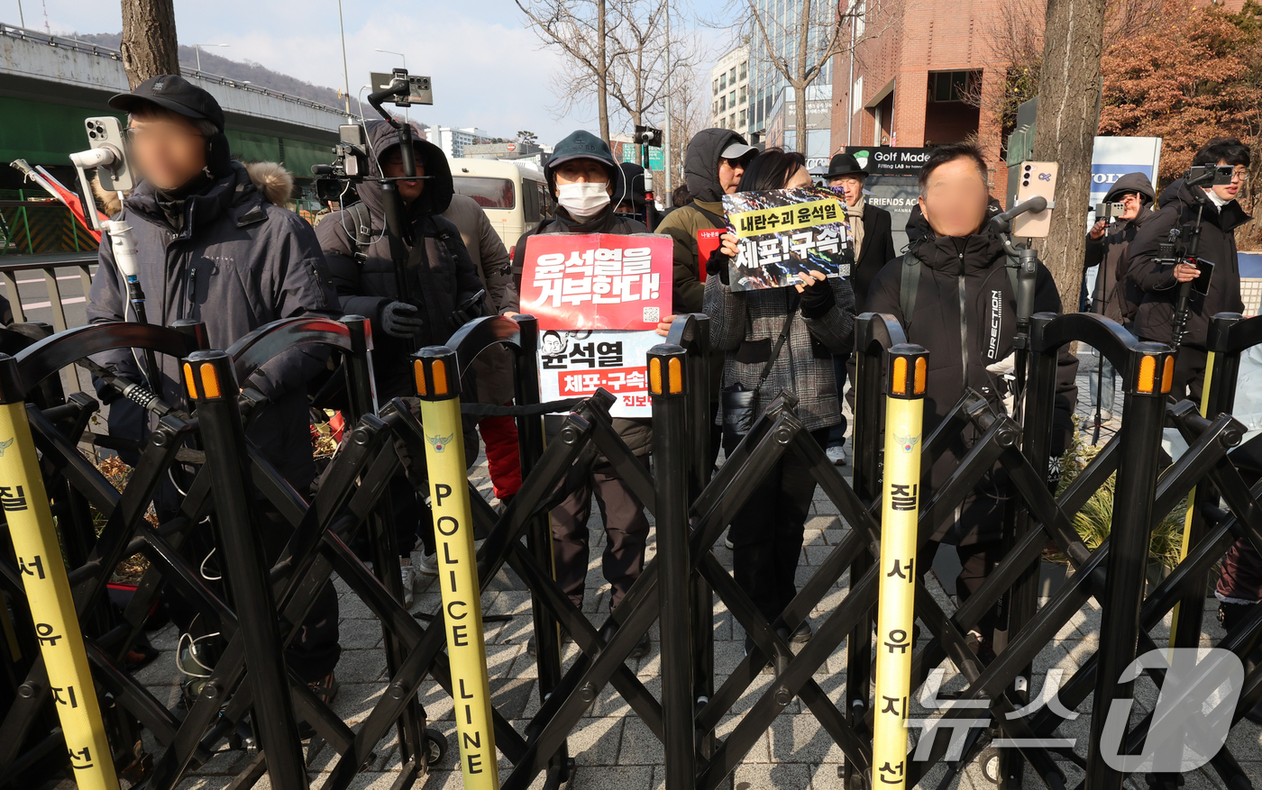 (서울=뉴스1) 송원영 기자 = 1일 오후 서울 용산구 한남동 대통령 관저 인근에서 진보당 회원 등이 윤석열 대통령 체포 촉구 손 피켓을 들고 있다. 2025.1.1/뉴스1