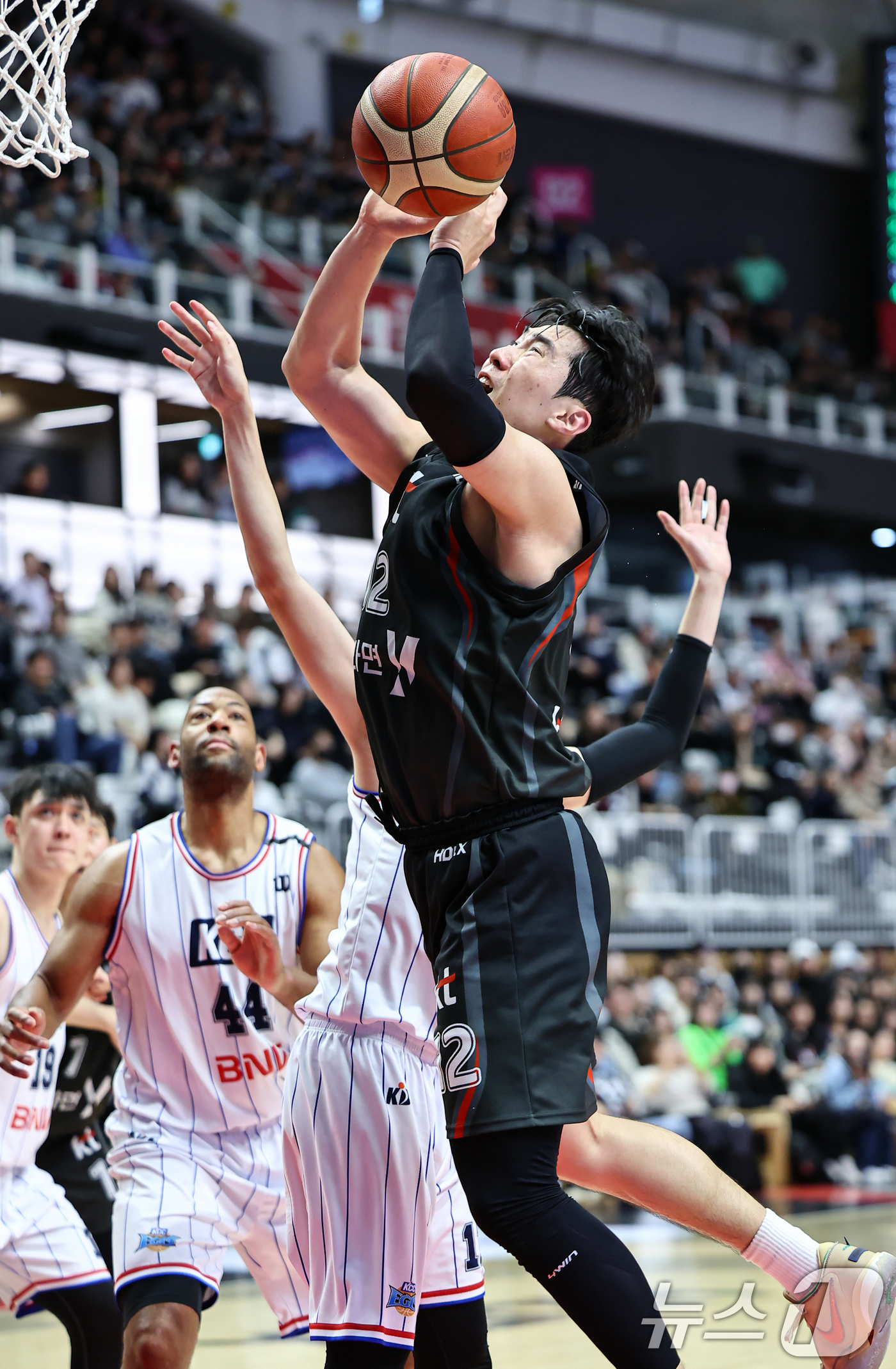 (수원=뉴스1) 김도우 기자 = 1일 경기 수원시 권선구 수원KT소닉붐아레나에서 열린 '2024-2025 KCC 프로농구' 정규리그 수원 KT 소닉붐과 부산 KCC의 경기, KT …