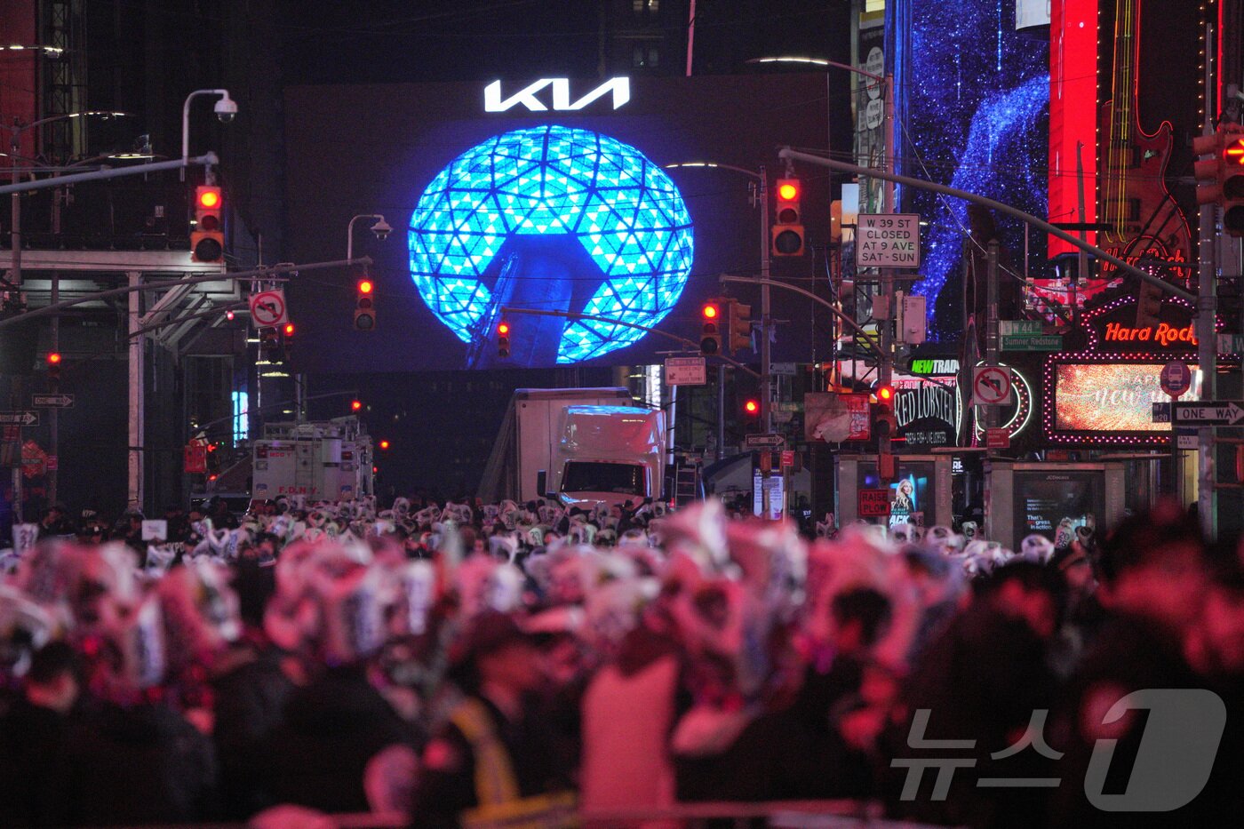 본문 이미지 - 1일(현지시간) 미국 뉴욕 타임스퀘어에 모인 사람들이 새해 첫날을 기념하기 위해 모여 있다. 2025.1.1 ⓒ 로이터=뉴스1 ⓒ News1 강민경 기자