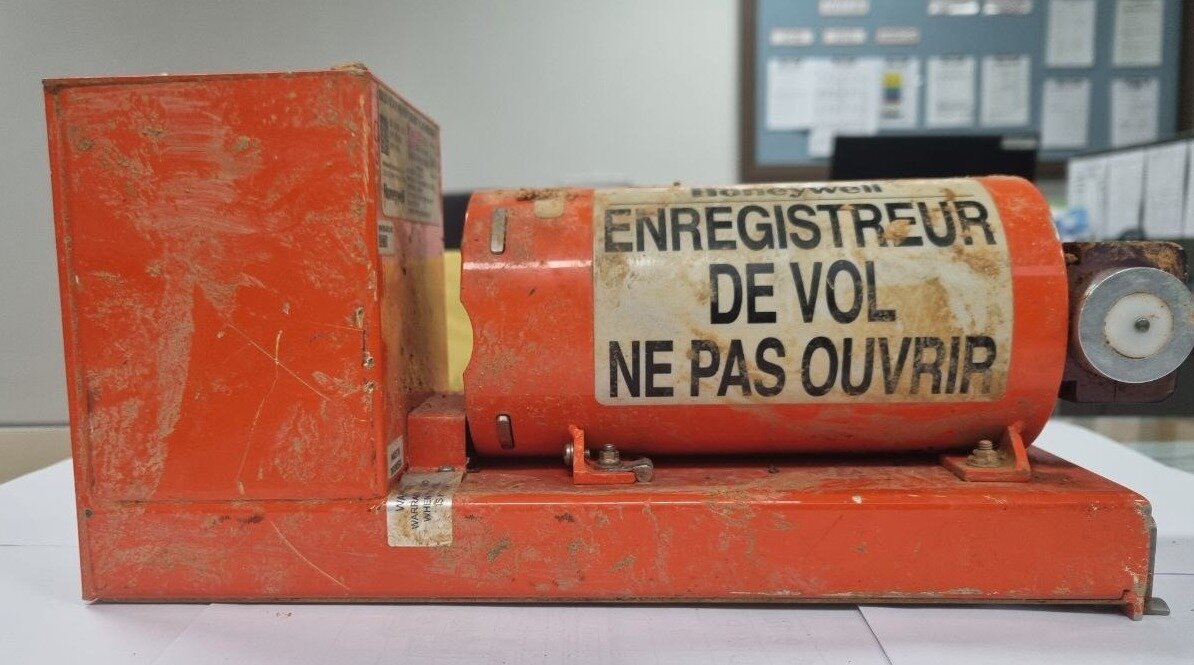 본문 이미지 - 항공철도사고조사위원회가 지난 30일 수거한 음성기록장치&#40;CVR&#41;./국토교통부 제공