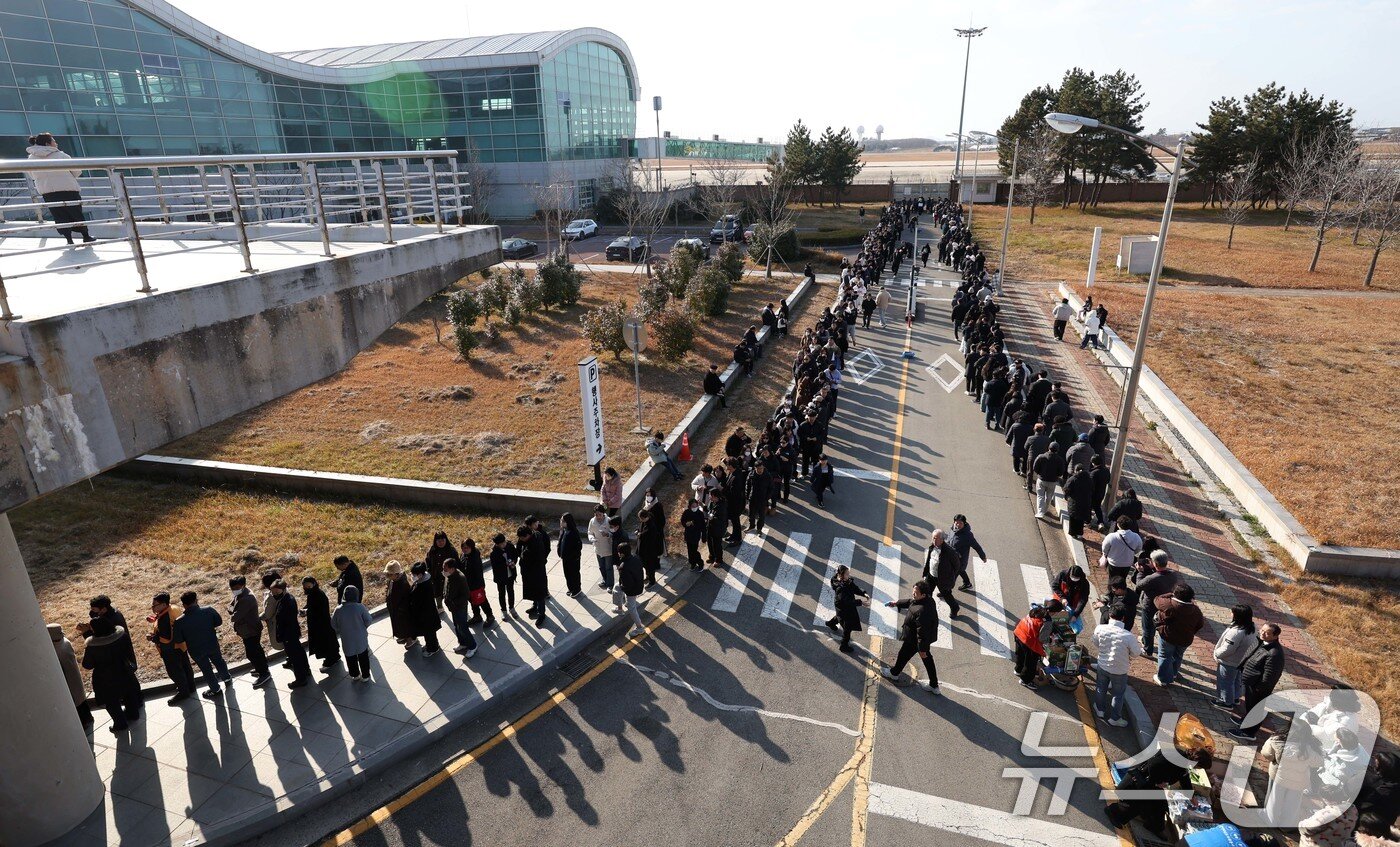 본문 이미지 - 제주항공 여객기 참사 발생 나흘째인 1일 오후 전남 무안국제공항에 마련된 제주항공 참사 합동분향소를 찾은 참배객들의 행렬이 공항 외부까지 길게 늘어서 있다.(공동취재)2025.1.1/뉴스1 ⓒ News1 김민지 기자