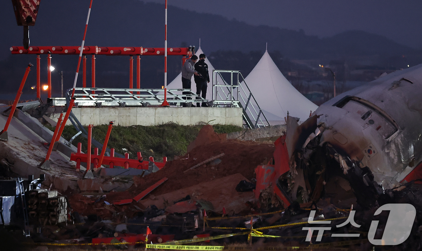 (무안=뉴스1) 김진환 기자 = 1일 전남 무안군 무안국제공항에서 경찰들이 제주항공 여객기 참사 현장을 살펴보고 있다. 2025.1.1/뉴스1