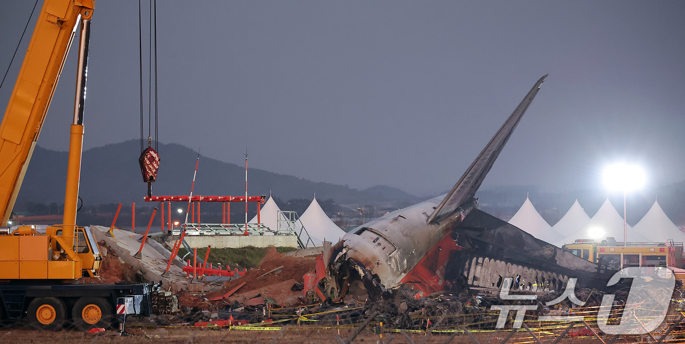 (무안=뉴스1) 김진환 기자 = 1일 전남 무안국제공항 제주항공 여객기 참사 현장에 사고 여객기와 충돌로 부서진 방위각 시설(로컬라이저), 대형크레인 등이 보이고 있다. 2025. …