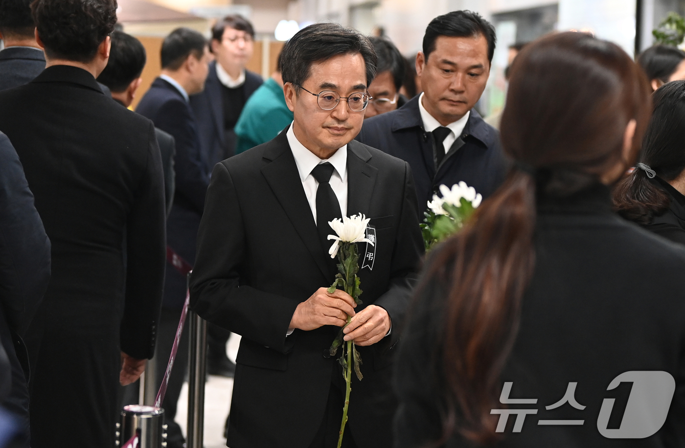 (무안=뉴스1) 김민지 기자 = 김동연 경기도지사가 1일 전남 무안국제공항 여객터미널 1층에 마련된 합동분향소에서 조문을 하고 있다. (공동취재) 2025.1.1/뉴스1