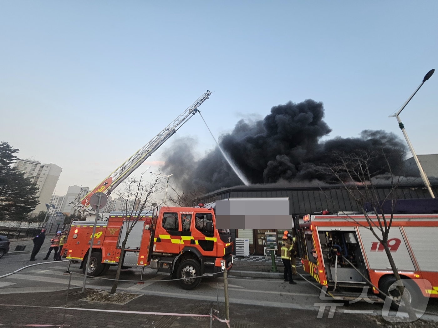 (제천=뉴스1) = 1일 오후 5시쯤 충북 제천시 강제동 1층짜리 상가 건물에서 원인이 확인되지 않은 화재가 발생해 소방대원들이 화재를 진압하고 있다. (제천소방서 제공) 2025 …