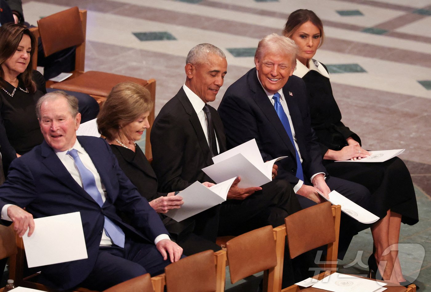 본문 이미지 - 지미 카터 전 미국 대통령의 국가장례식이 9일(현지시간) 미국 워싱턴DC 국립 대성당에서 엄수됐다. 조지 W. 부시 전 대통령과 버락 오바마 전 미국 대통령, 도널드 트럼프 미국 대통령 당선인이 나란히 앉아있는 모습. 25.01.09 ⓒ 로이터=뉴스1 ⓒ News1 김예슬 기자