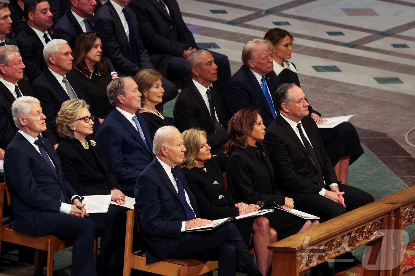 본문 이미지 - 지미 카터 전 미국 대통령장례식 앞줄에 앉은 조 바이든 대통령 부부와 카멀라 해리스 부통령 부부. 두번째 줄에는 조지 W 부시 전 대통령과 로라 부시가 앉아 있다. ⓒ 로이터=뉴스1