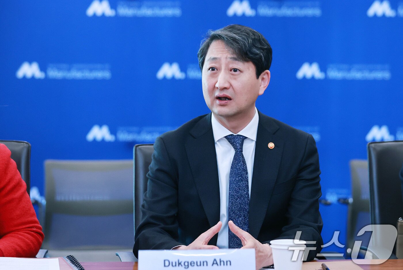 본문 이미지 - 안덕근 산업통상자원부 장관이 9일(현지시간) 미국 워싱턴 D.C 전미제조자협회 회의실에서 열린 '전미제조자협회(NAM) 라운드테이블 회의'에서 인사말을 하고 있다. (산업통상자원부 제공) 2025.1.10/뉴스1