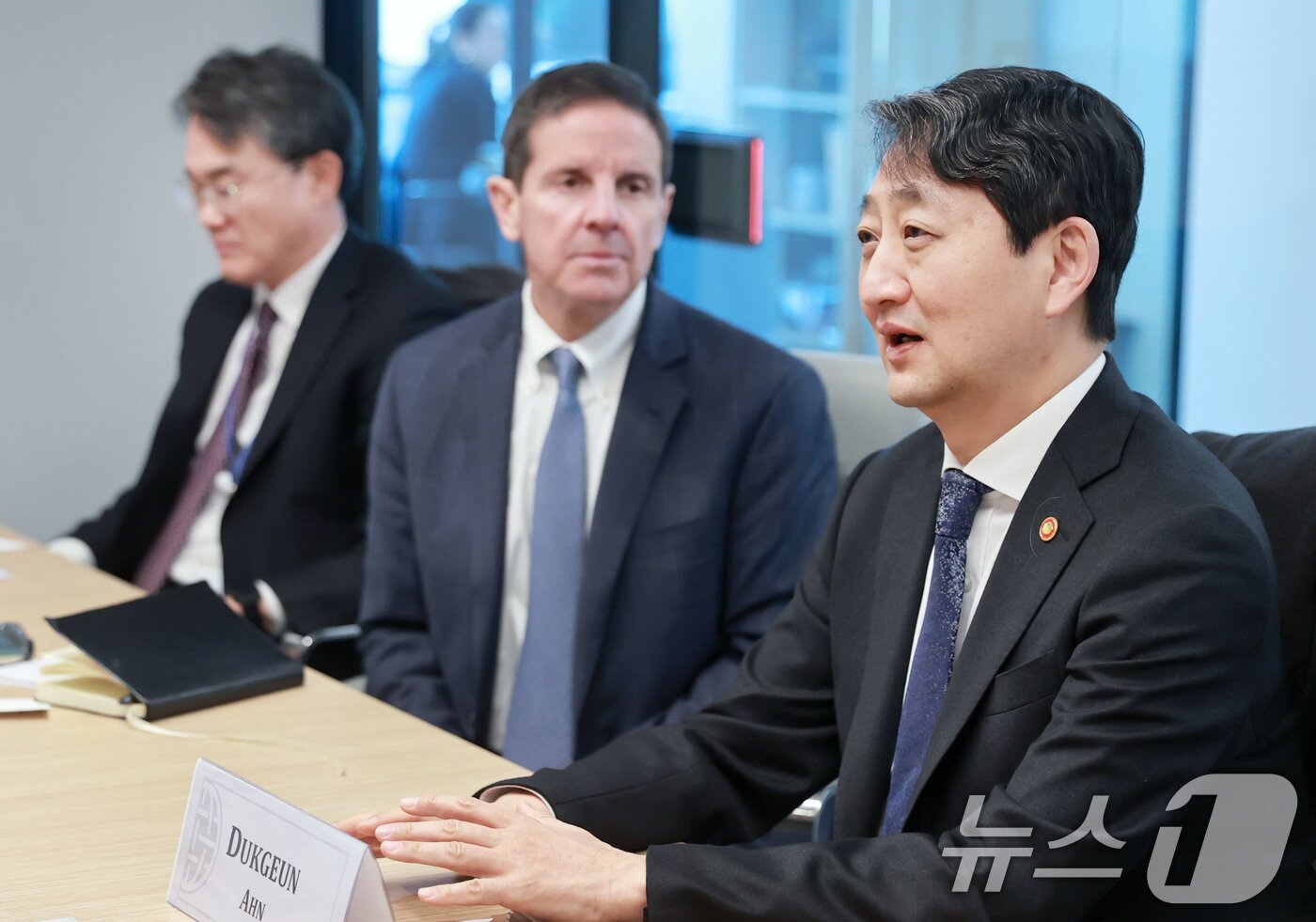 본문 이미지 - 안덕근 산업통상자원부 장관이 9일(현지시간) 미국 워싱턴 D.C. 싱크탱크인 애틀랜틱 카운슬 회의실에서 줄리아 네쉐이왓 수석연구원을 비롯한 관계자와 양국 간 조선협력 방향에 대해 논의하고 있다. (산업통상자원부 제공) 2025.1.10/뉴스1