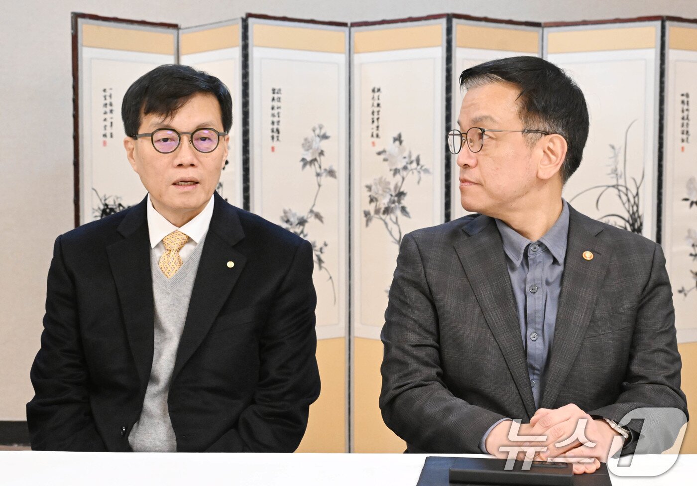 본문 이미지 - 최상목 대통령 권한대행 부총리 겸 기획재정부 장관과 이창용 한국은행 총재 (자료사진) /뉴스1