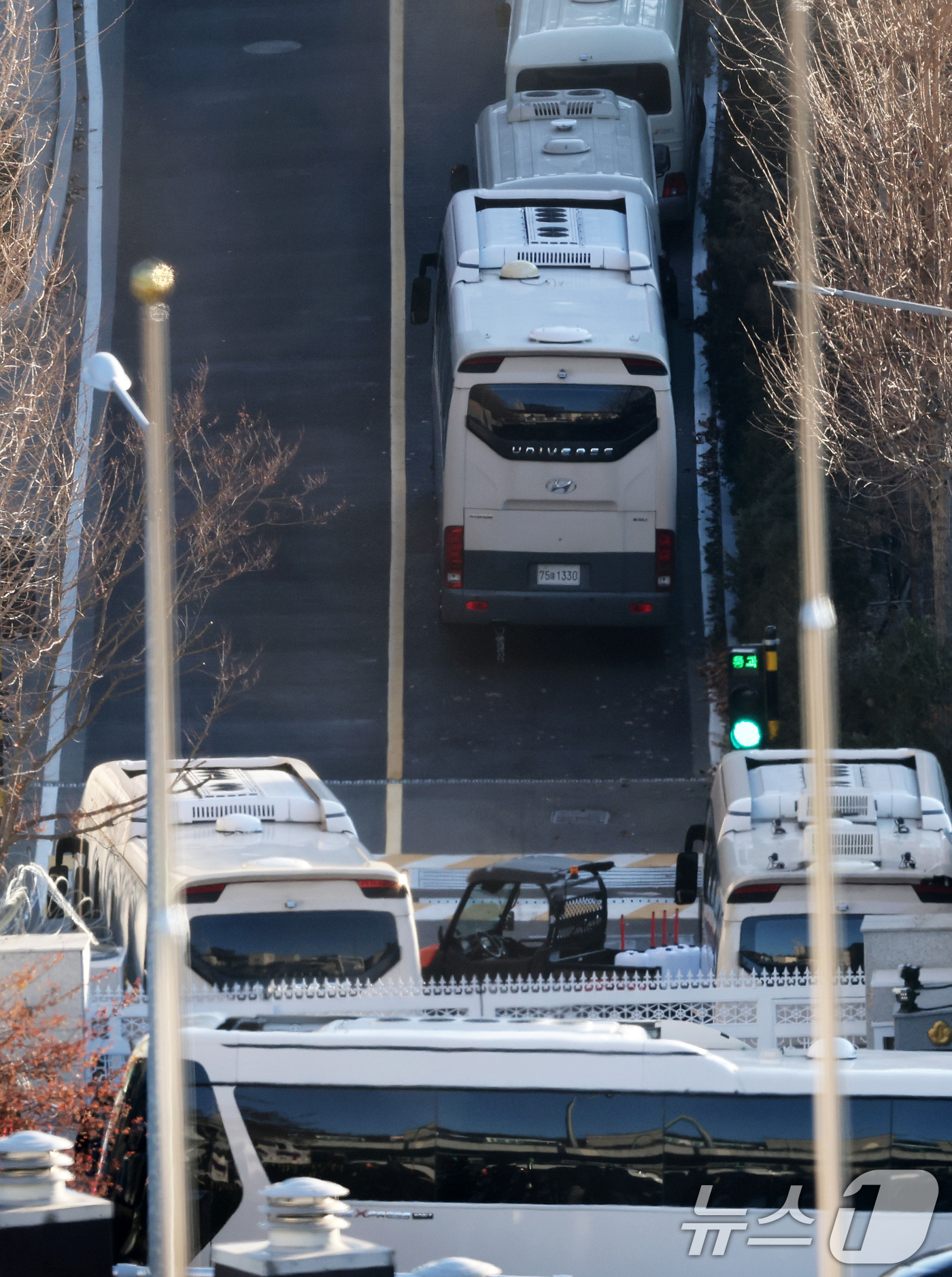 (서울=뉴스1) 오대일 기자 = 고위공직자범죄수사처와 경찰의 윤석열 대통령 2차 체포영장 집행 시도가 임박한 가운데 10일 오전 서울 용산구 한남동 대통령 관저 정문 앞에 기름통을 …