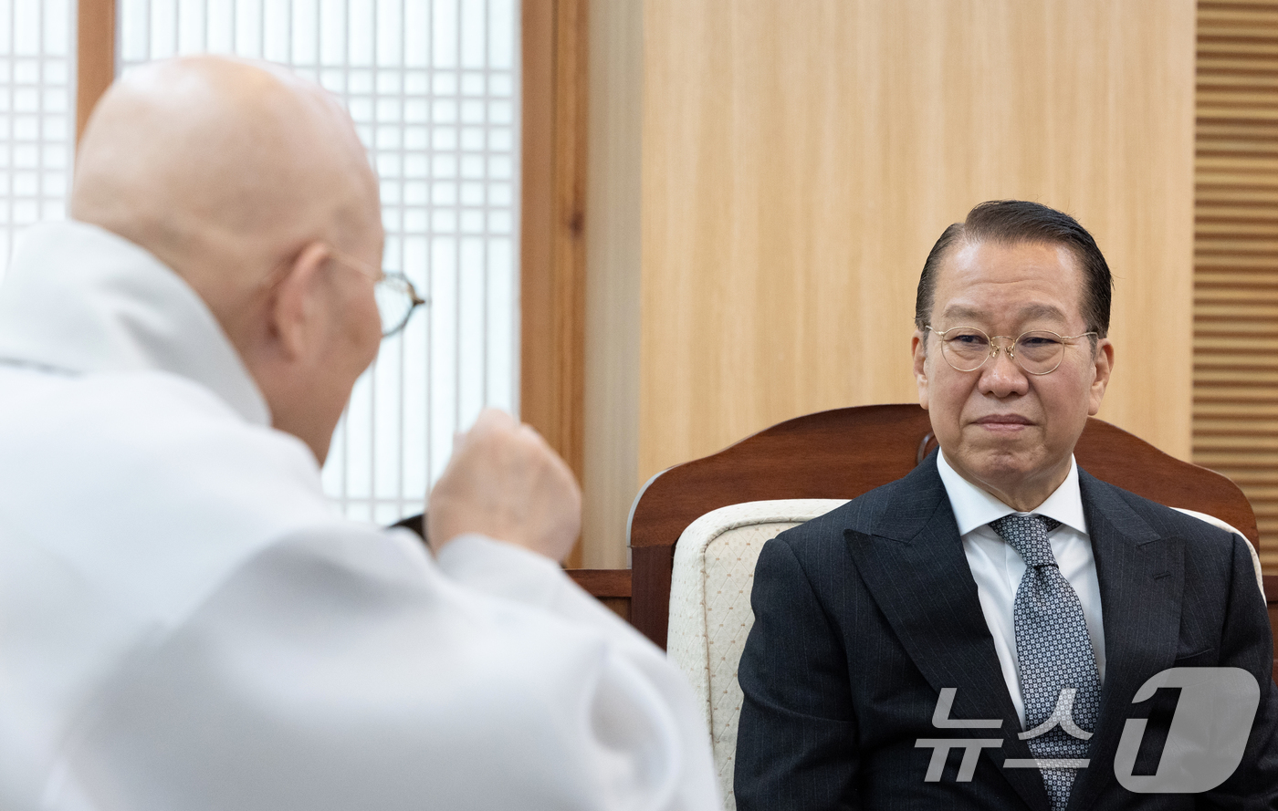 (서울=뉴스1) 이승배 기자 = 권영세 국민의힘 비상대책위원장이 10일 오전 서울 종로구 조계사에서 총무원장 진우스님을 예방하고 있다. 2025.1.10/뉴스1