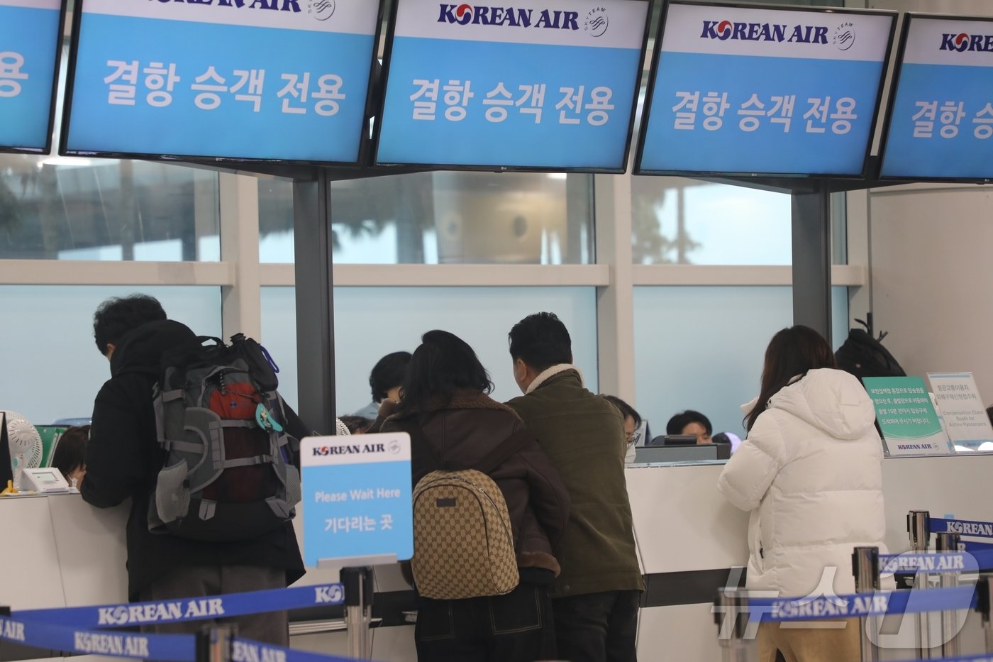 본문 이미지 - 10일 제주국제공항 3층 발권 카운터에서 전날 결항편 예약 승객들이 대체 항공편을 기다리고 있다. 지난 9일 전국적인 한파 영향으로 제주 기점 항공편 168편이 결항됐다. 2025.1.10/뉴스1 ⓒ News1 홍수영 기자