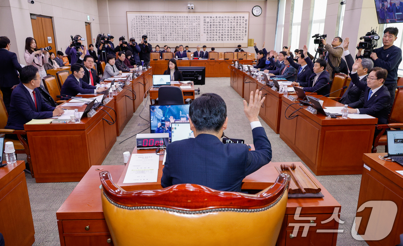 (서울=뉴스1) 안은나 기자 = 정청래 국회 법제사법위원회 위원장과 야당 의원들이 10일 서울 여의도 국회에서 열린 법사위 제420회국회(임시회) 제3차 전체회의에서 숙려기간 20 …