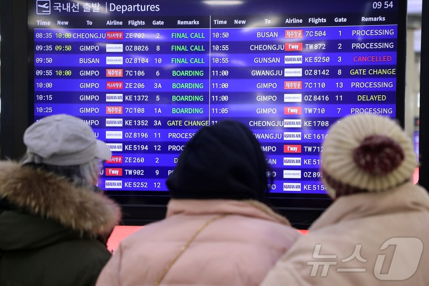 10일 제주국제공항 3층에서 탑승객들이 운항정보를 보고 있다. 2025.1.10/뉴스1 ⓒ News1 홍수영 기자