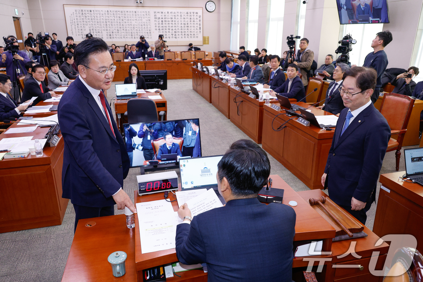 (서울=뉴스1) 안은나 기자 = 정청래 국회 법제사법위원회 위원장과 국민의힘 유상범, 더불어민주당 박범계 간사가 10일 서울 여의도 국회에서 열린 법사위 제420회국회(임시회) 제 …