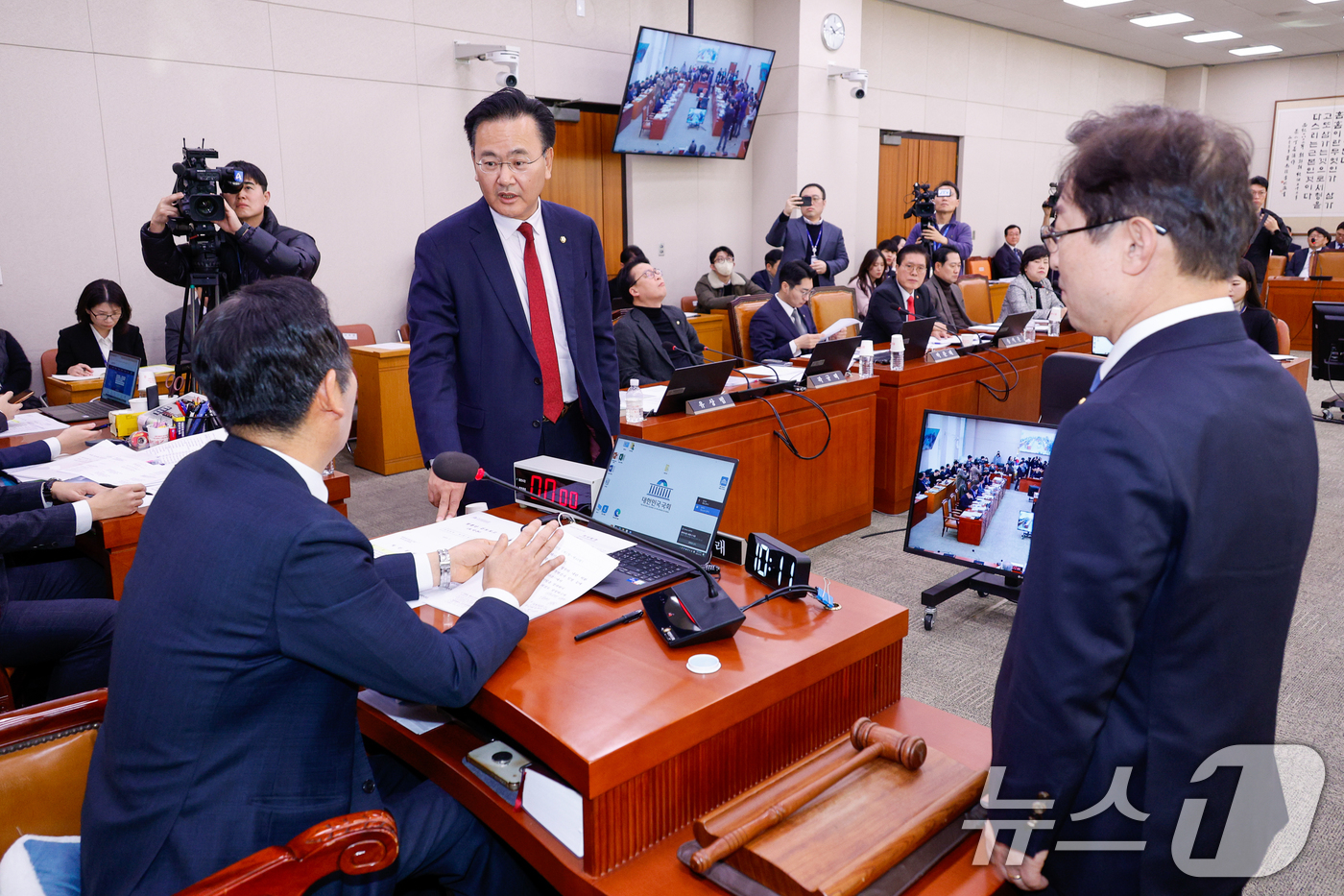 (서울=뉴스1) 안은나 기자 = 정청래 국회 법제사법위원회 위원장과 국민의힘 유상범, 더불어민주당 박범계 간사가 10일 서울 여의도 국회에서 열린 법사위 제420회국회(임시회) 제 …