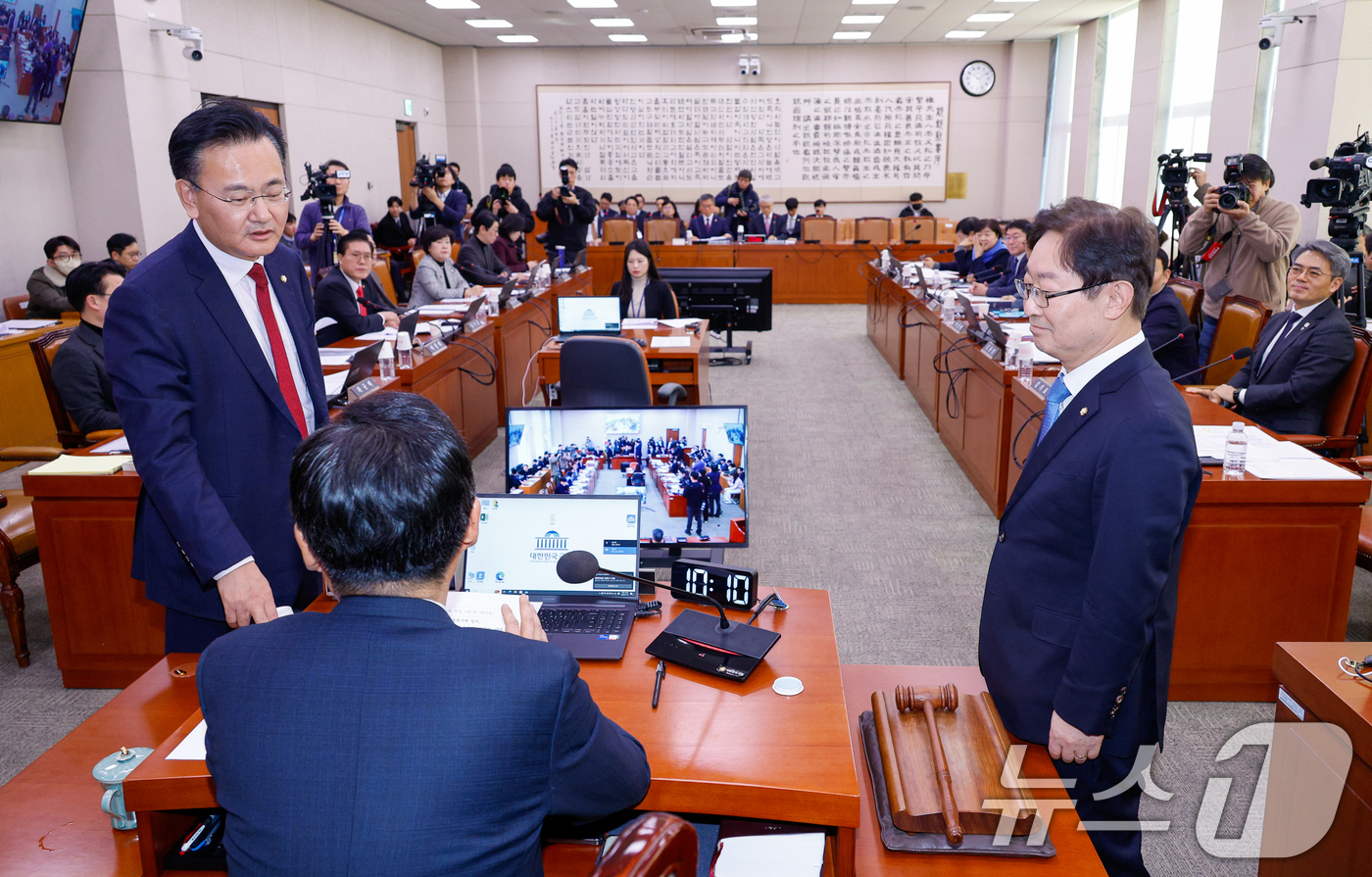 (서울=뉴스1) 안은나 기자 = 정청래 국회 법제사법위원회 위원장과 국민의힘 유상범, 더불어민주당 박범계 간사가 10일 서울 여의도 국회에서 열린 법사위 제420회국회(임시회) 제 …