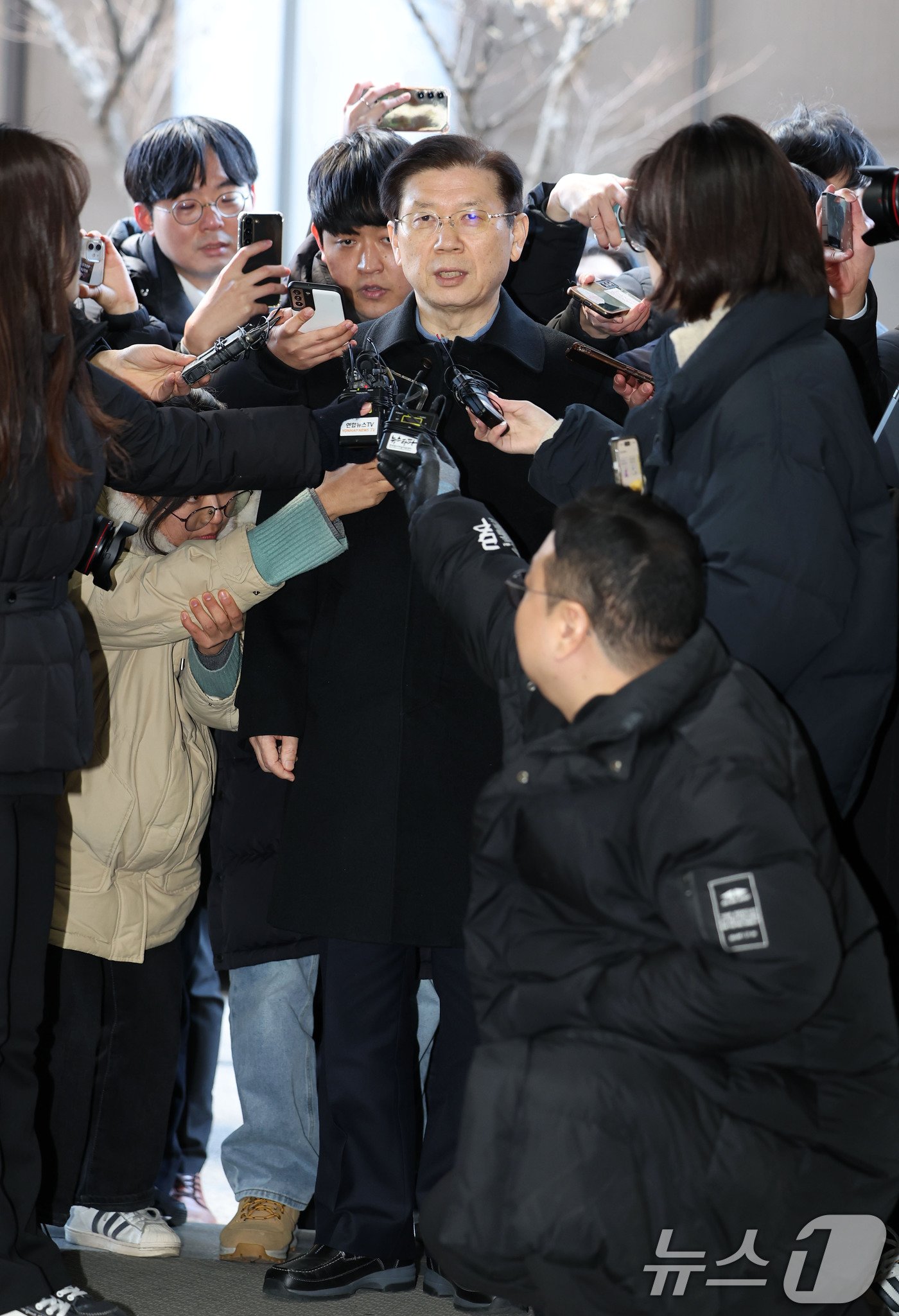 본문 이미지 - 윤석열 대통령에 대한 체포영장 집행을 방해한 혐의&#40;특수공무집행방해&#41;로 입건된 박종준 대통령 경호처장이 10일 오전 서울 서대문구 국가수사본부로 출석하고 있다. &#40;공동취재&#41; 2025.1.10/뉴스1 ⓒ News1 이승배 기자
