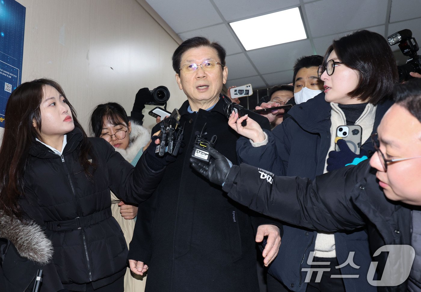 본문 이미지 - 윤석열 대통령에 대한 체포영장 집행을 방해한 혐의&#40;특수공무집행방해&#41;로 입건된 박종준 대통령 경호처장이 10일 오전 서울 서대문구 국가수사본부로 출석하고 있다. &#40;공동취재&#41; 2025.1.10/뉴스1 ⓒ News1 이승배 기자
