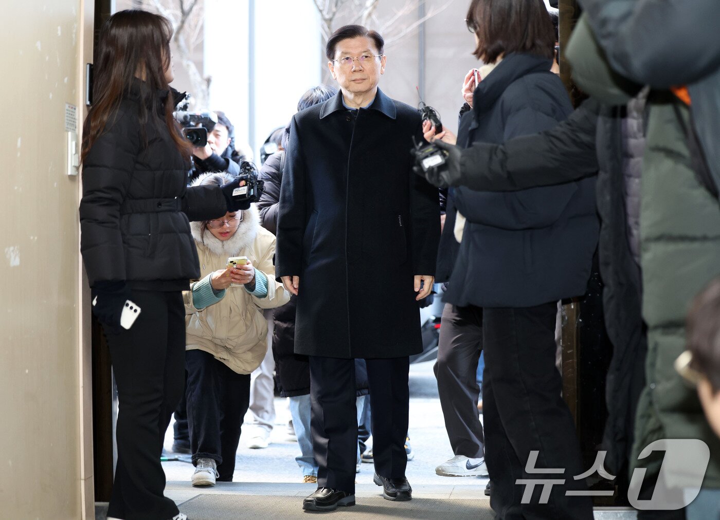 본문 이미지 - 윤석열 대통령에 대한 체포영장 집행을 방해한 혐의&#40;특수공무집행방해&#41;로 입건된 박종준 대통령 경호처장이 10일 오전 서울 서대문구 국가수사본부로 출석하고 있다. &#40;공동취재&#41; 2025.1.10/뉴스1 ⓒ News1 이승배 기자