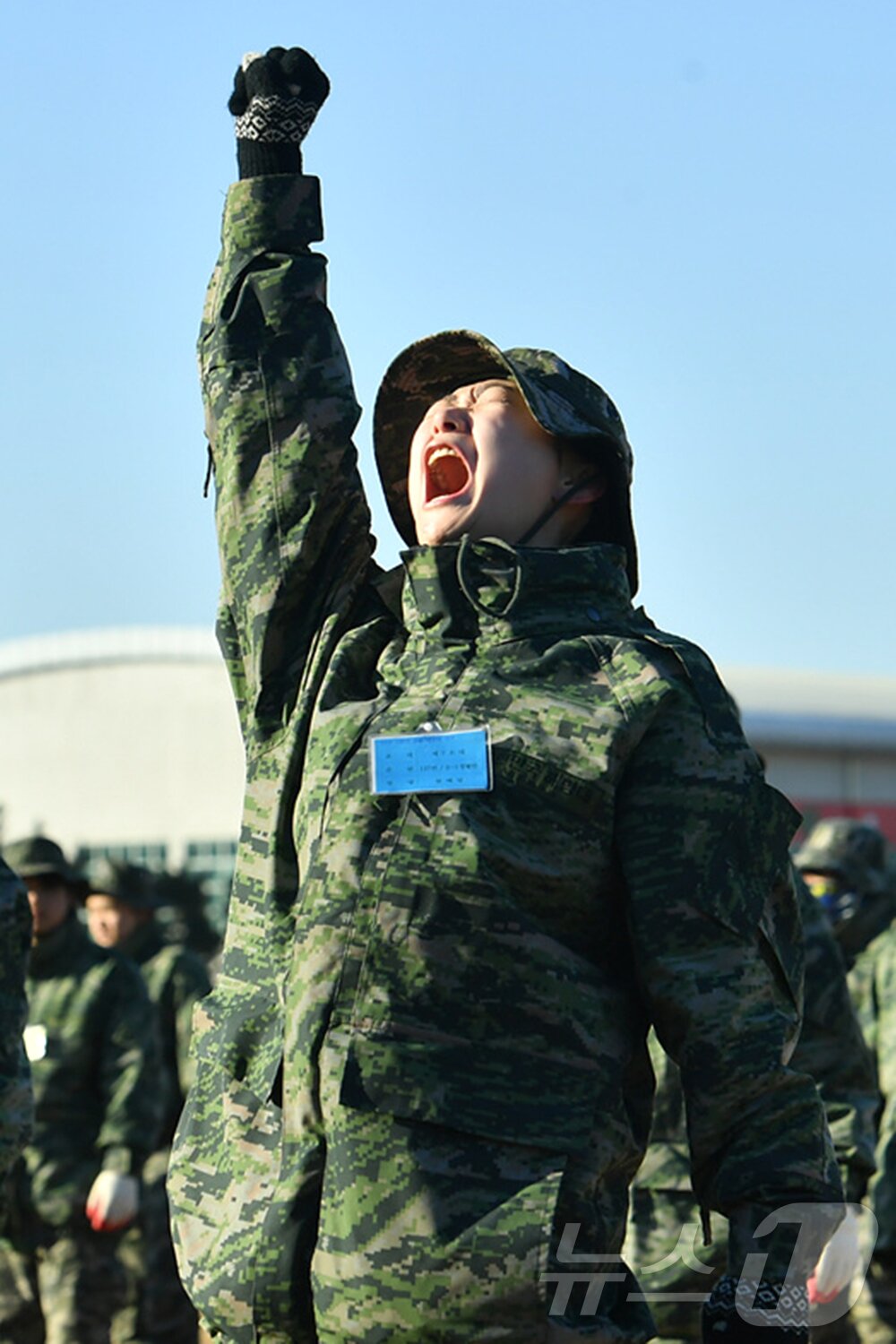 2025년 해병대 겨울캠프에서 참가자가 우렁찬 힘성과 함께 손을 들고 있다. &#40;해병대1사단제공&#41; 2025.1.10/뉴스1 