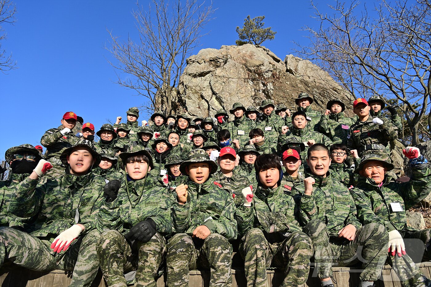 본문 이미지 - 2025년 해병대 겨울캠프 참가자들이 천자봉 행군을 마친 후 기념촬영을 하고 있다. (해병대1사단 제공) 2025.1.10/뉴스1