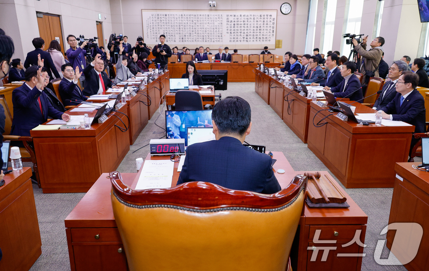 (서울=뉴스1) 안은나 기자 = 국민의힘 유상범 간사를 비롯한 여당 의원들이 10일 서울 여의도 국회에서 열린 법제사법위원회 제420회국회(임시회) 제3차 전체회의에서 숙려기간 2 …