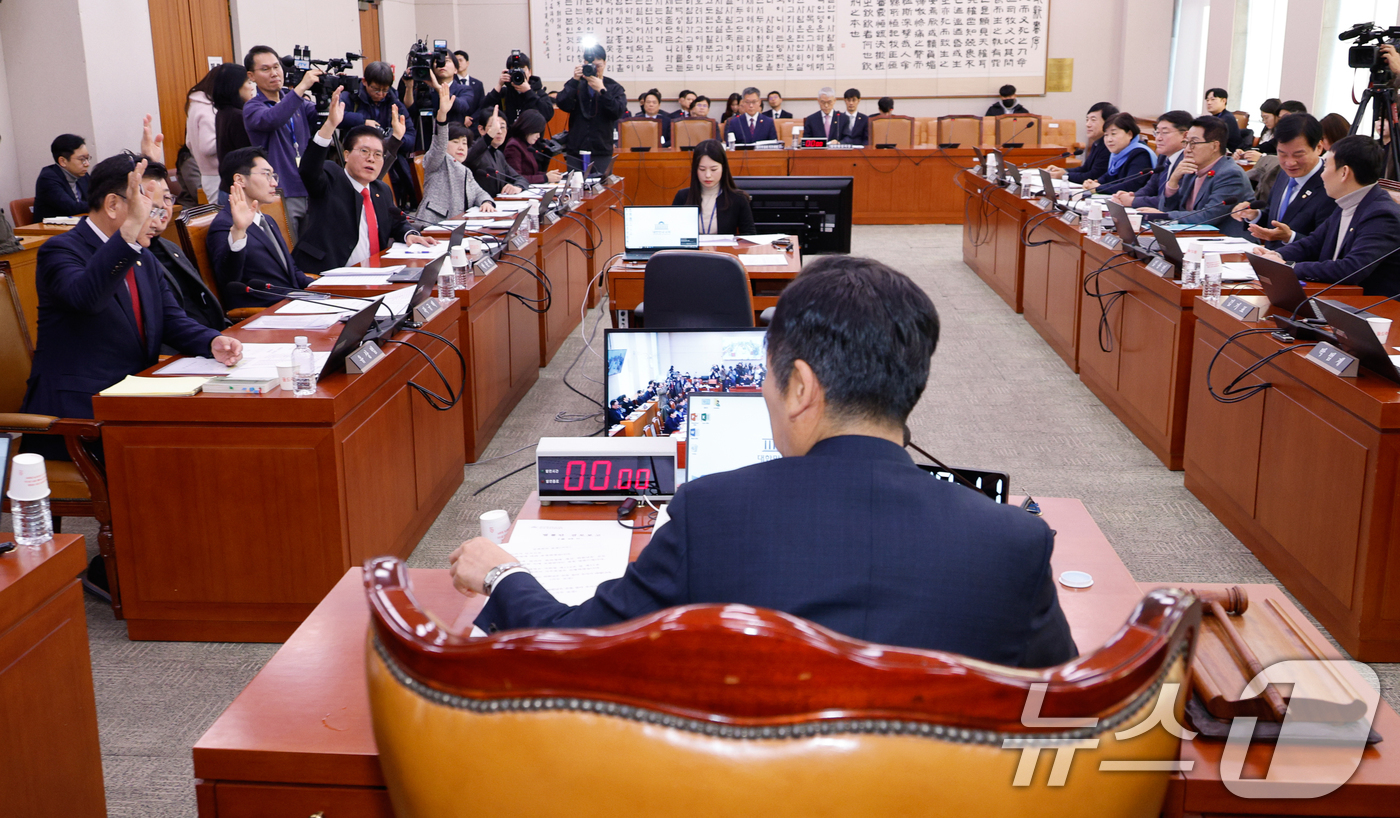 (서울=뉴스1) 안은나 기자 = 국민의힘 유상범 간사를 비롯한 여당 의원들이 10일 서울 여의도 국회에서 열린 법제사법위원회 제420회국회(임시회) 제3차 전체회의에서 숙려기간 2 …