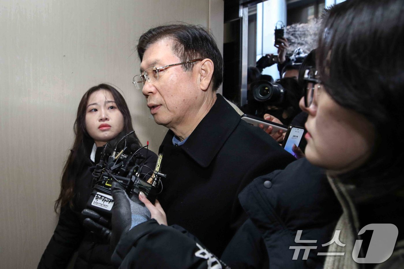 본문 이미지 - 윤석열 대통령에 대한 체포영장 집행을 방해한 혐의&#40;특수공무집행방해&#41;로 입건된 박종준 대통령 경호처장이 10일 오전 서울 서대문구 국가수사본부로 출석하고 있다. &#40;공동취재&#41; 2025.1.10/뉴스1 ⓒ News1 이승배 기자