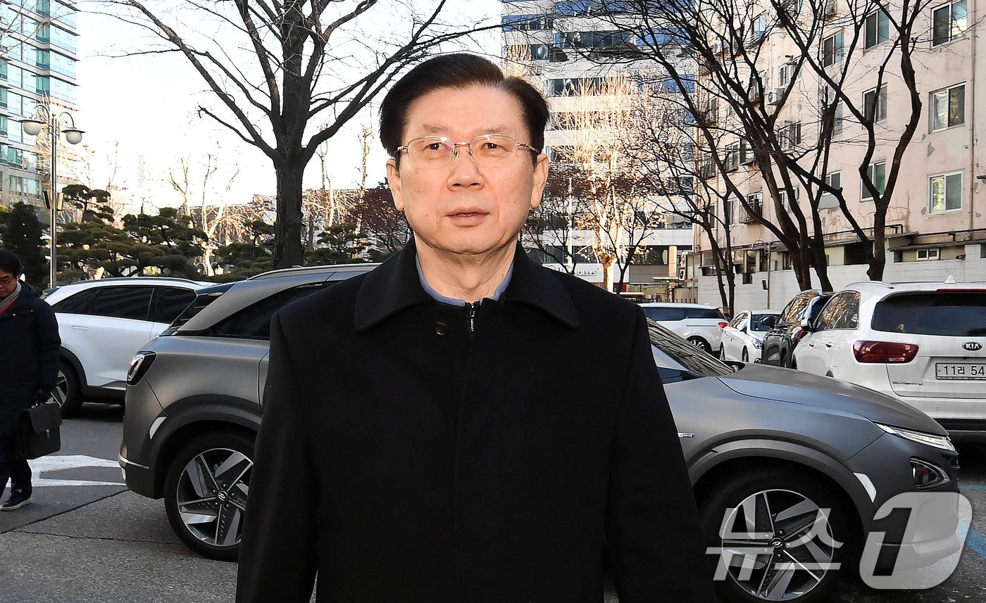 본문 이미지 - 윤석열 대통령에 대한 체포영장 집행을 방해한 혐의&#40;특수공무집행방해&#41;로 입건된 박종준 대통령 경호처장이 10일 오전 서울 서대문구 국가수사본부로 출석하고 있다. &#40;공동취재&#41; 2025.1.10/뉴스1 ⓒ News1 이승배 기자