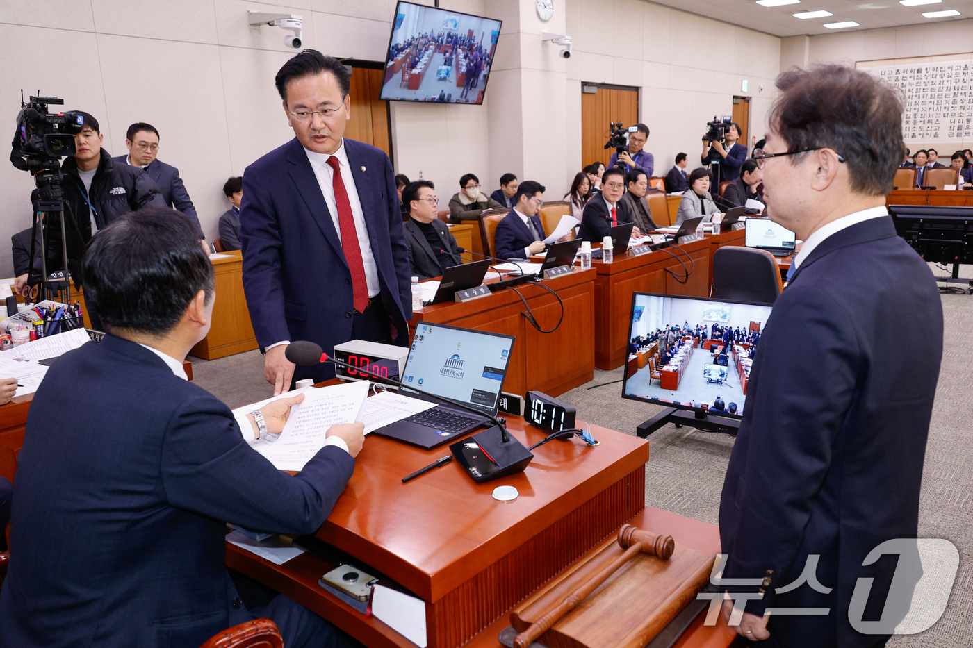 (서울=뉴스1) 안은나 기자 = 정청래 국회 법제사법위원회 위원장과 유상범 국민의힘 간사가 10일 서울 여의도 국회에서 열린 법사위 제420회국회(임시회) 제3차 전체회의에서 숙려 …