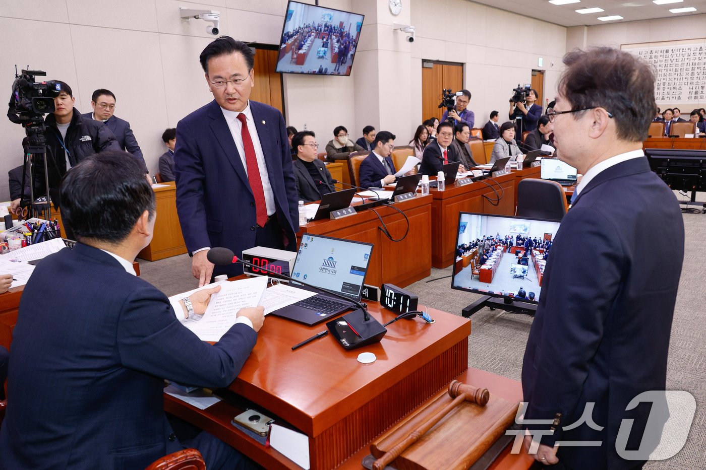 본문 이미지 - 정청래 국회 법제사법위원회 위원장과 유상범 국민의힘 간사가 10일 서울 여의도 국회에서 열린 법사위 제420회국회&#40;임시회&#41; 제3차 전체회의에서 숙려기간 20일을 경과하지 않은 내란 특검법&#40;윤석열 정부의 내란·외환 행위의 진상규명을 위한 특별검사 임명 등에 관한 법률안&#41; 상정에 대해 대화하고 있다. 2025.1.10/뉴스1 ⓒ News1 안은나 기자