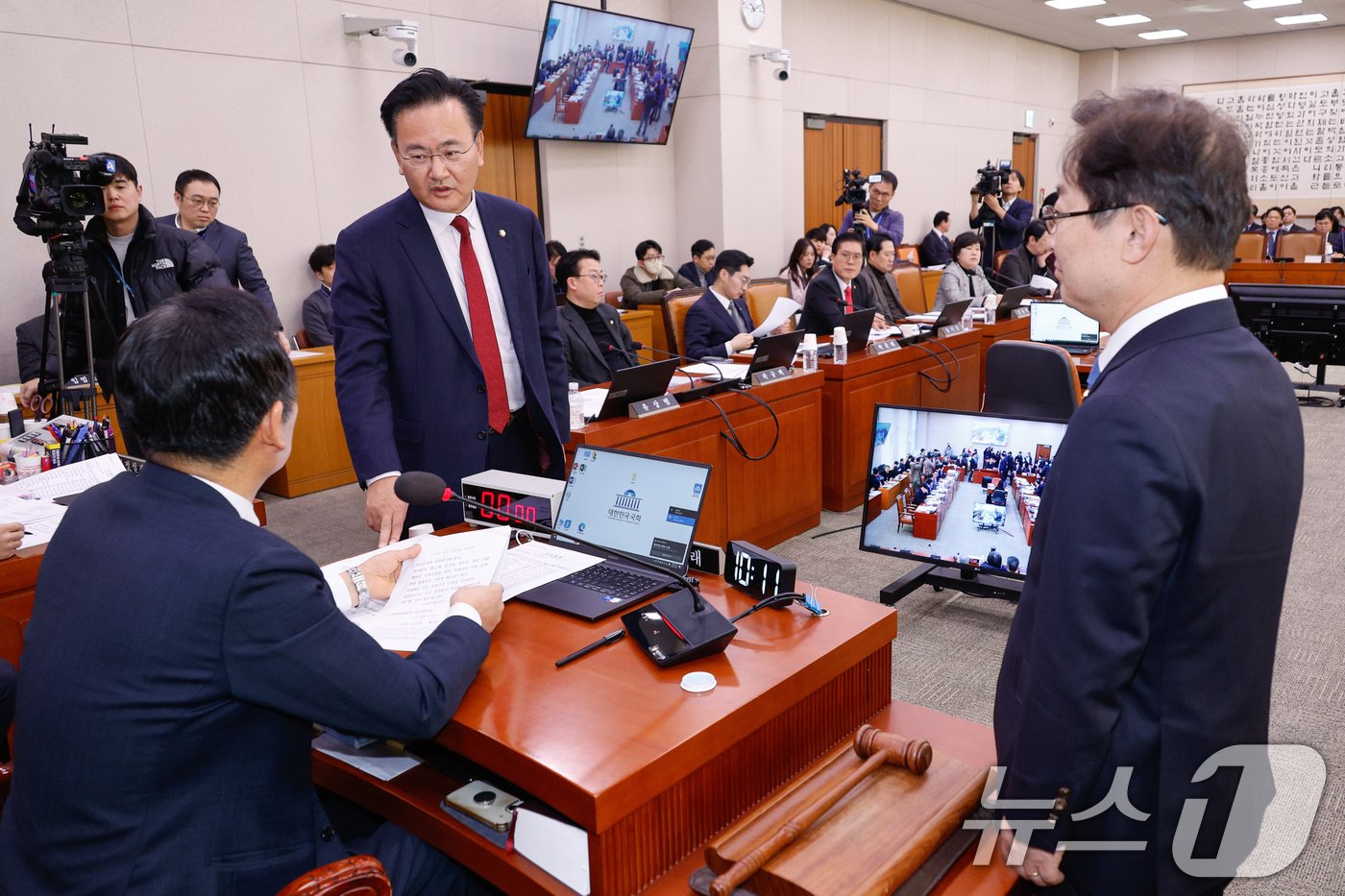 정청래 국회 법제사법위원회 위원장과 유상범 국민의힘 간사가 10일 서울 여의도 국회에서 열린 법사위 제420회국회&#40;임시회&#41; 제3차 전체회의에서 숙려기간 20일을 경과하지 않은 내란 특검법&#40;윤석열 정부의 내란·외환 행위의 진상규명을 위한 특별검사 임명 등에 관한 법률안&#41; 상정에 대해 대화하고 있다. 2025.1.10/뉴스1 ⓒ News1 안은나 기자