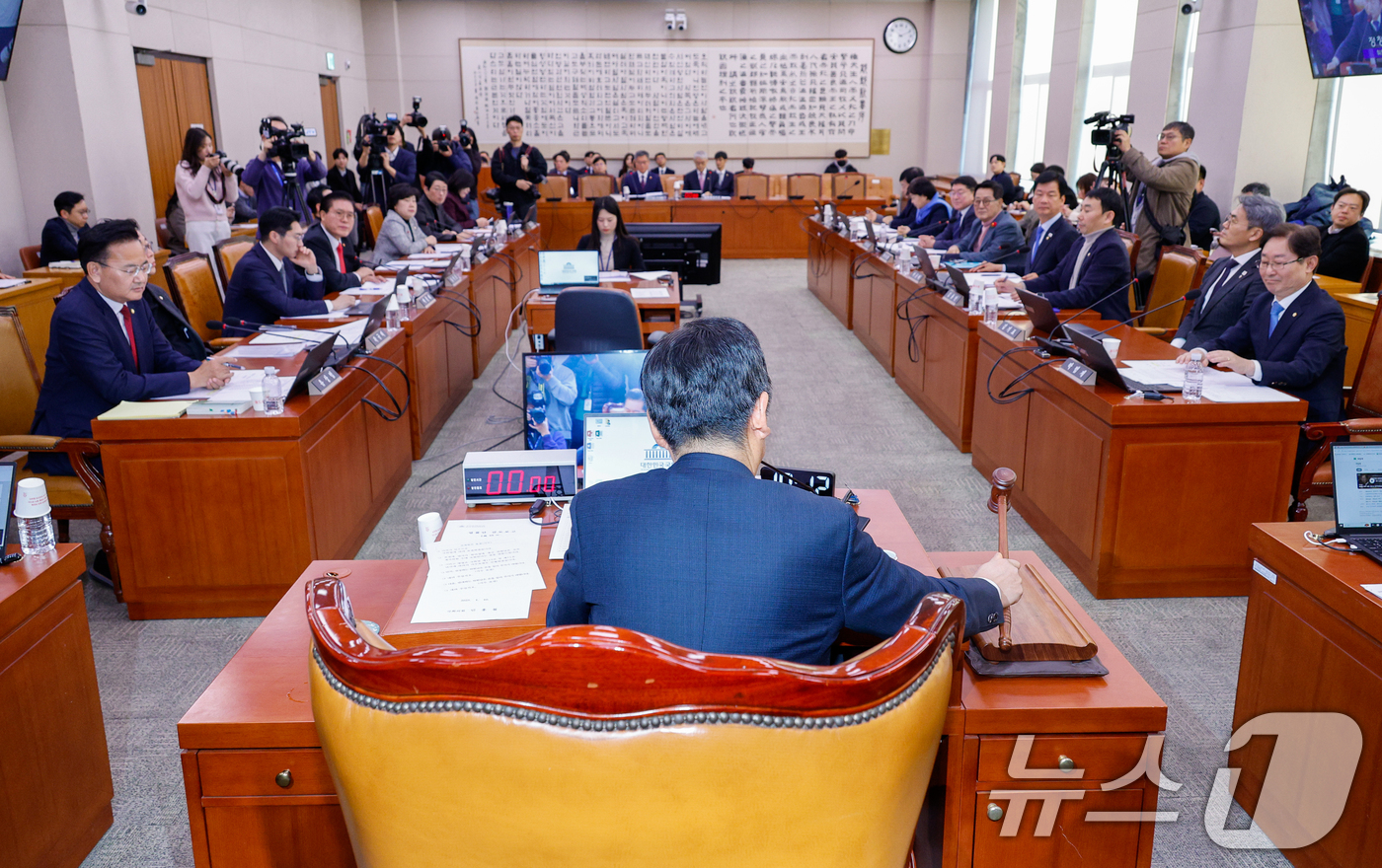 (서울=뉴스1) 안은나 기자 = 정청래 국회 법제사법위원회 위원장이 10일 서울 여의도 국회에서 열린 법사위 제420회국회(임시회) 제3차 전체회의에서 숙려기간 20일을 경과하지 …