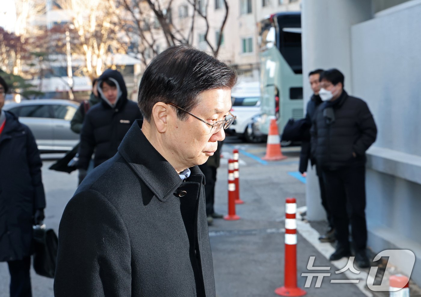 본문 이미지 - 윤석열 대통령에 대한 체포영장 집행을 방해한 혐의&#40;특수공무집행방해&#41;로 입건된 박종준 대통령 경호처장이 10일 오전 서울 서대문구 국가수사본부로 출석하고 있다. &#40;공동취재&#41; 2025.1.10/뉴스1 ⓒ News1 이승배 기자