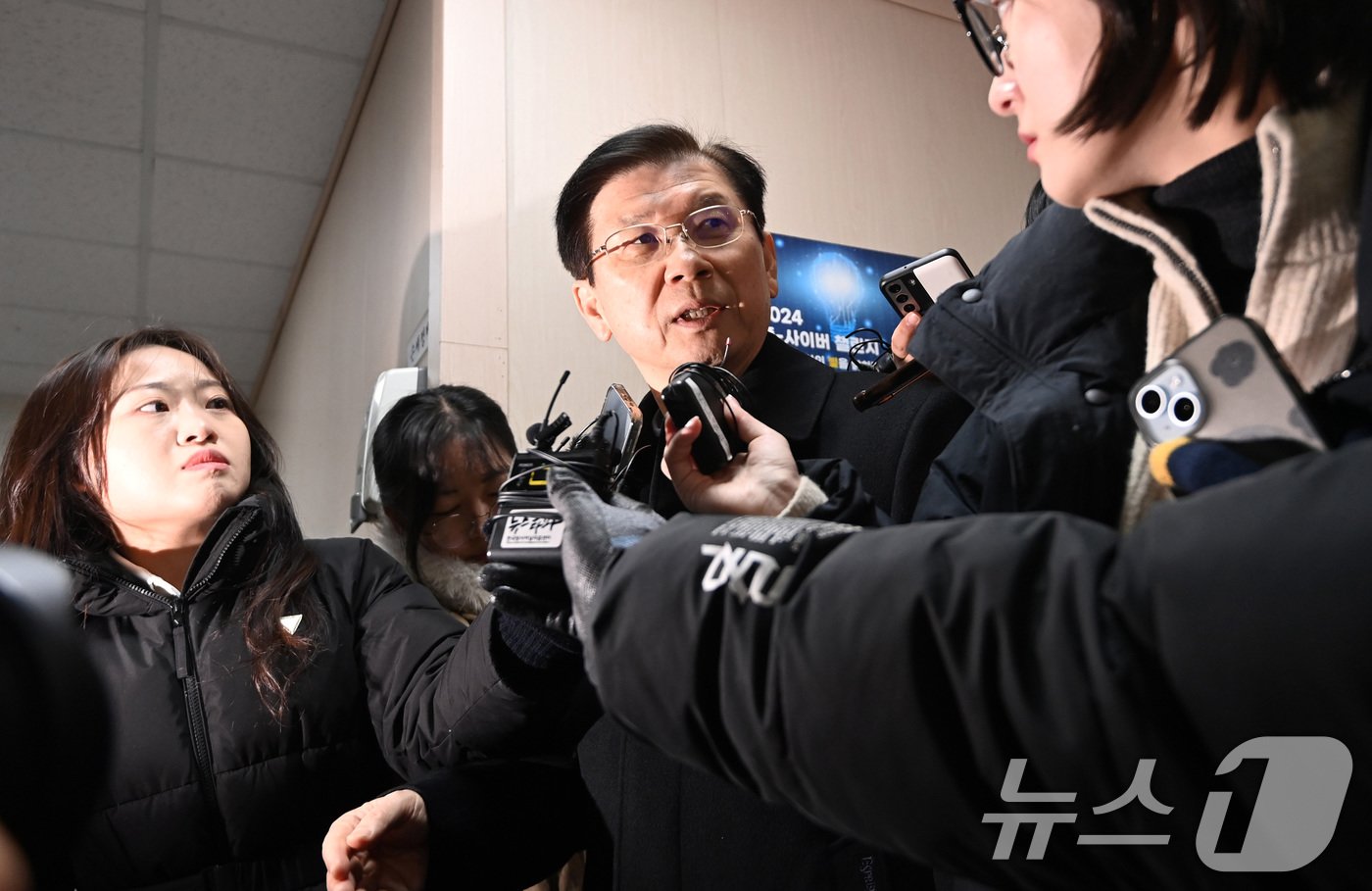 본문 이미지 - 윤석열 대통령에 대한 체포영장 집행을 방해한 혐의&#40;특수공무집행방해&#41;로 입건된 박종준 대통령 경호처장이 10일 오전 서울 서대문구 국가수사본부로 출석하고 있다. &#40;공동취재&#41; 2025.1.10/뉴스1 ⓒ News1 이승배 기자