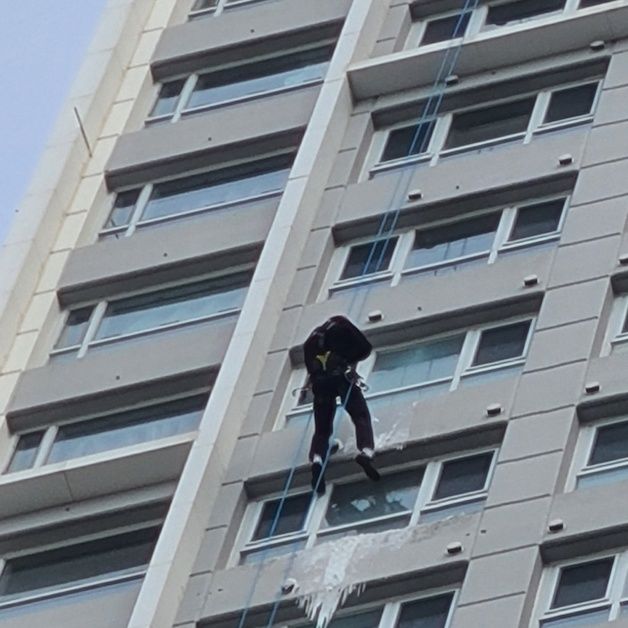 아파트 외벽에 고드름, 수도관 동파…부산 한파 피해 잇따라