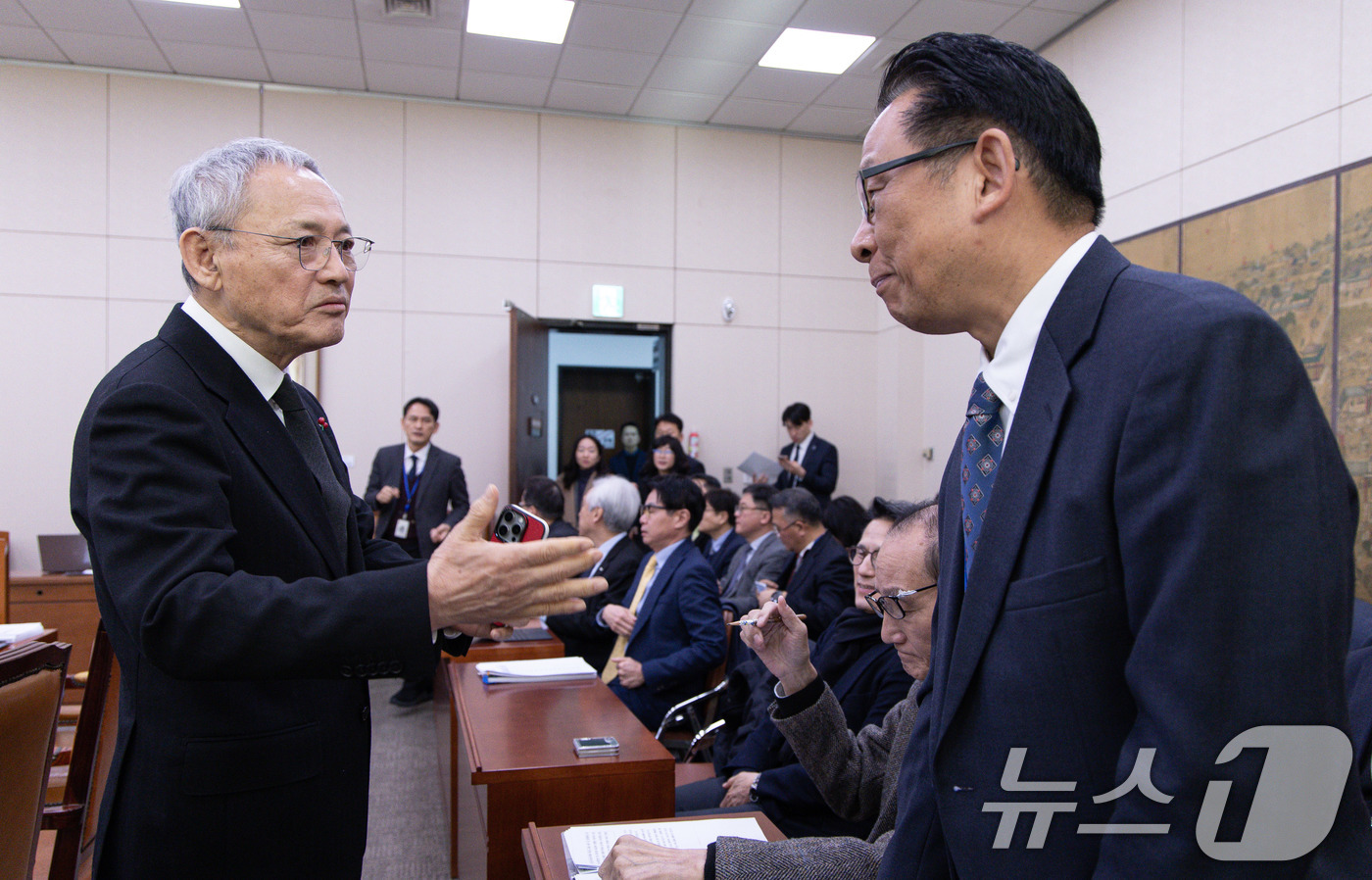 (서울=뉴스1) 이재명 기자 = 유인촌 문화체육관광부 장관과 강내영 영화진흥위원회 위원장이 10일 오전 서울 여의도 국회에서 열린 문화체육관광위원회 전체회의에서 대화를 하고 있다. …