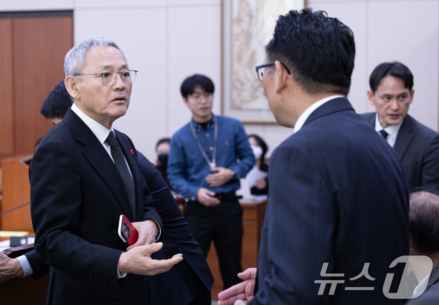 (서울=뉴스1) 이재명 기자 = 유인촌 문화체육관광부 장관과 강내영 영화진흥위원회 위원장이 10일 오전 서울 여의도 국회에서 열린 문화체육관광위원회 전체회의에서 대화를 하고 있다. …