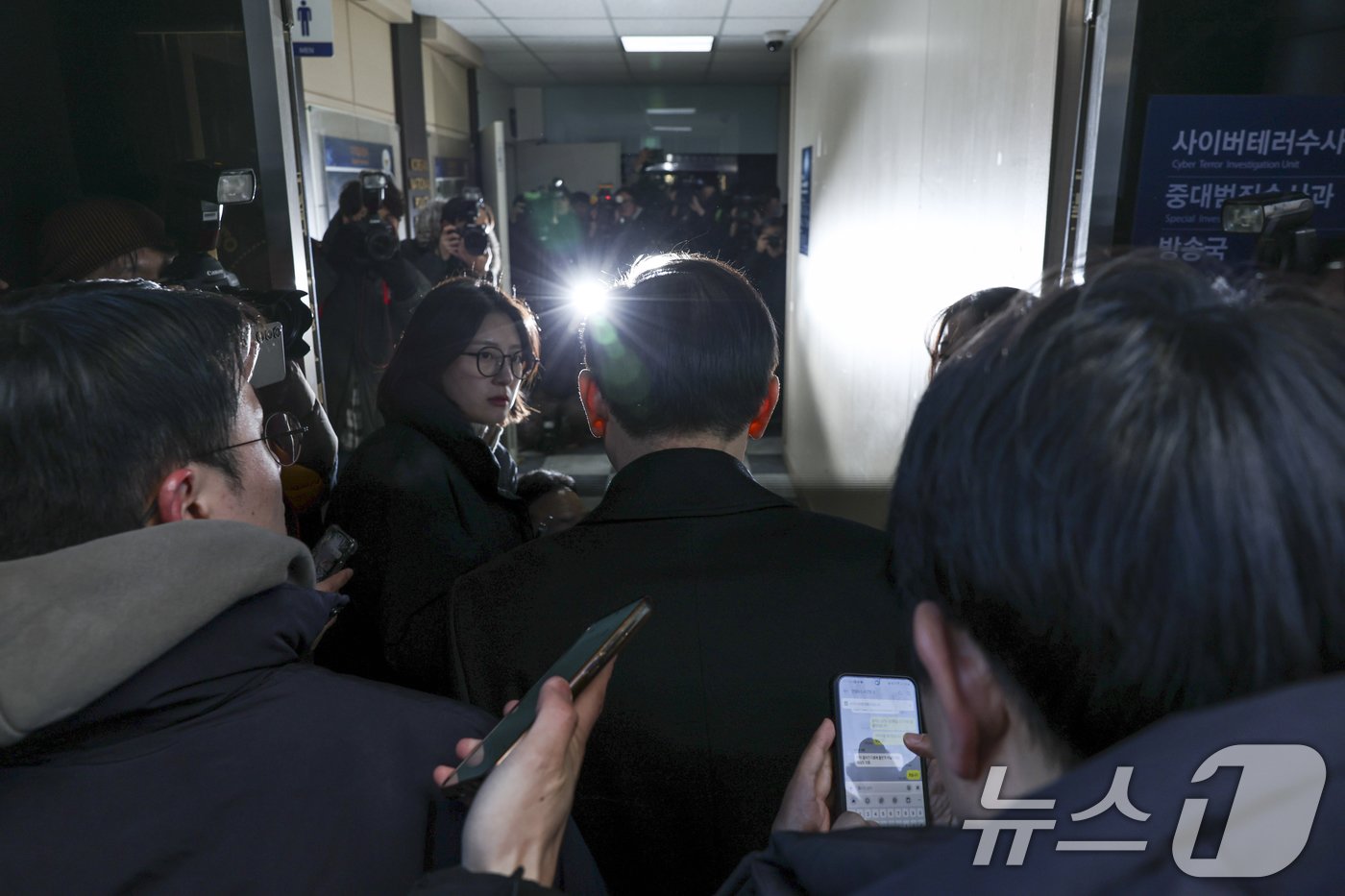 본문 이미지 - 윤석열 대통령에 대한 체포영장 집행을 방해한 혐의&#40;특수공무집행방해&#41;로 입건된 박종준 대통령 경호처장이 10일 오전 서울 서대문구 국가수사본부로 출석하고 있다. &#40;공동취재&#41; 2025.1.10/뉴스1 ⓒ News1 이승배 기자