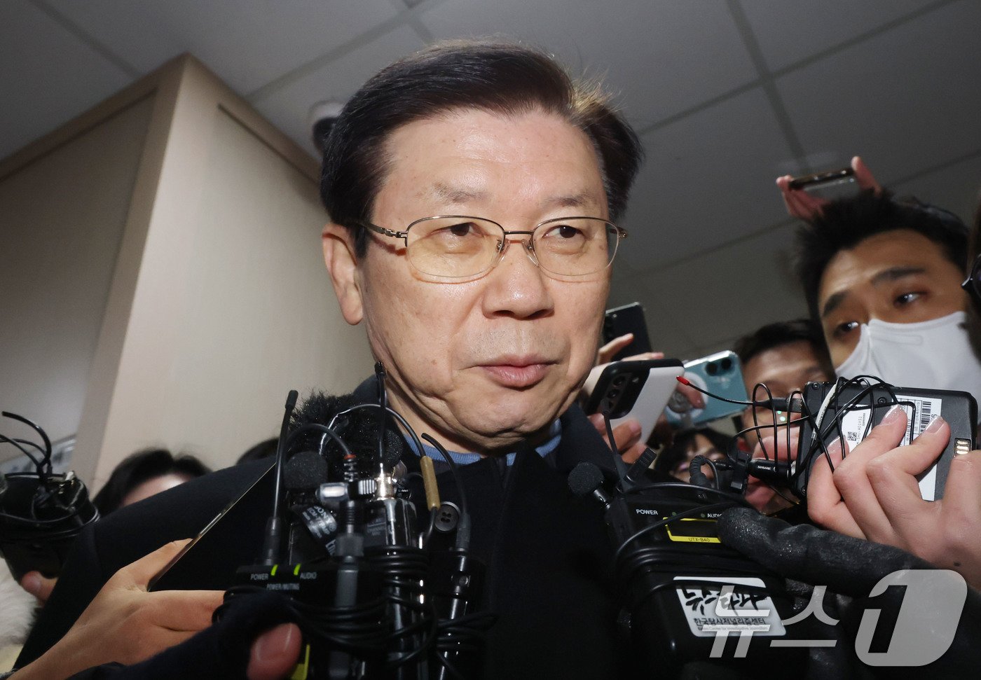 본문 이미지 - 윤석열 대통령에 대한 체포영장 집행을 방해한 혐의&#40;특수공무집행방해&#41;로 입건된 박종준 대통령 경호처장이 10일 오전 서울 서대문구 국가수사본부로 출석하고 있다. &#40;공동취재&#41; 2025.1.10/뉴스1 ⓒ News1 이승배 기자