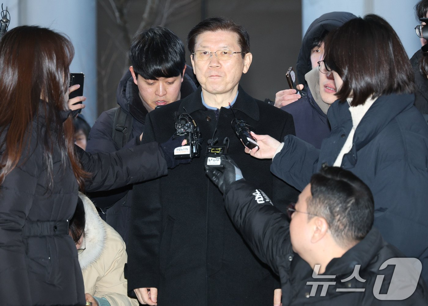 본문 이미지 - 윤석열 대통령에 대한 체포영장 집행을 방해한 혐의&#40;특수공무집행방해&#41;로 입건된 박종준 대통령 경호처장이 10일 오전 서울 서대문구 국가수사본부로 출석하고 있다. &#40;공동취재&#41; 2025.1.10/뉴스1 ⓒ News1 이승배 기자