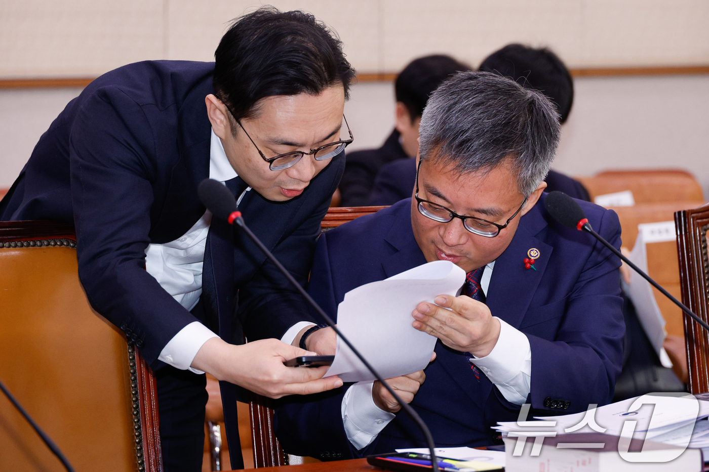 (서울=뉴스1) 안은나 기자 = 김석우 법무부 장관 직무대행(차관)이 10일 서울 여의도 국회에서 열린 법제사법위원회 제420회국회(임시회) 제3차 전체회의에 출석해 직원과 대화하 …