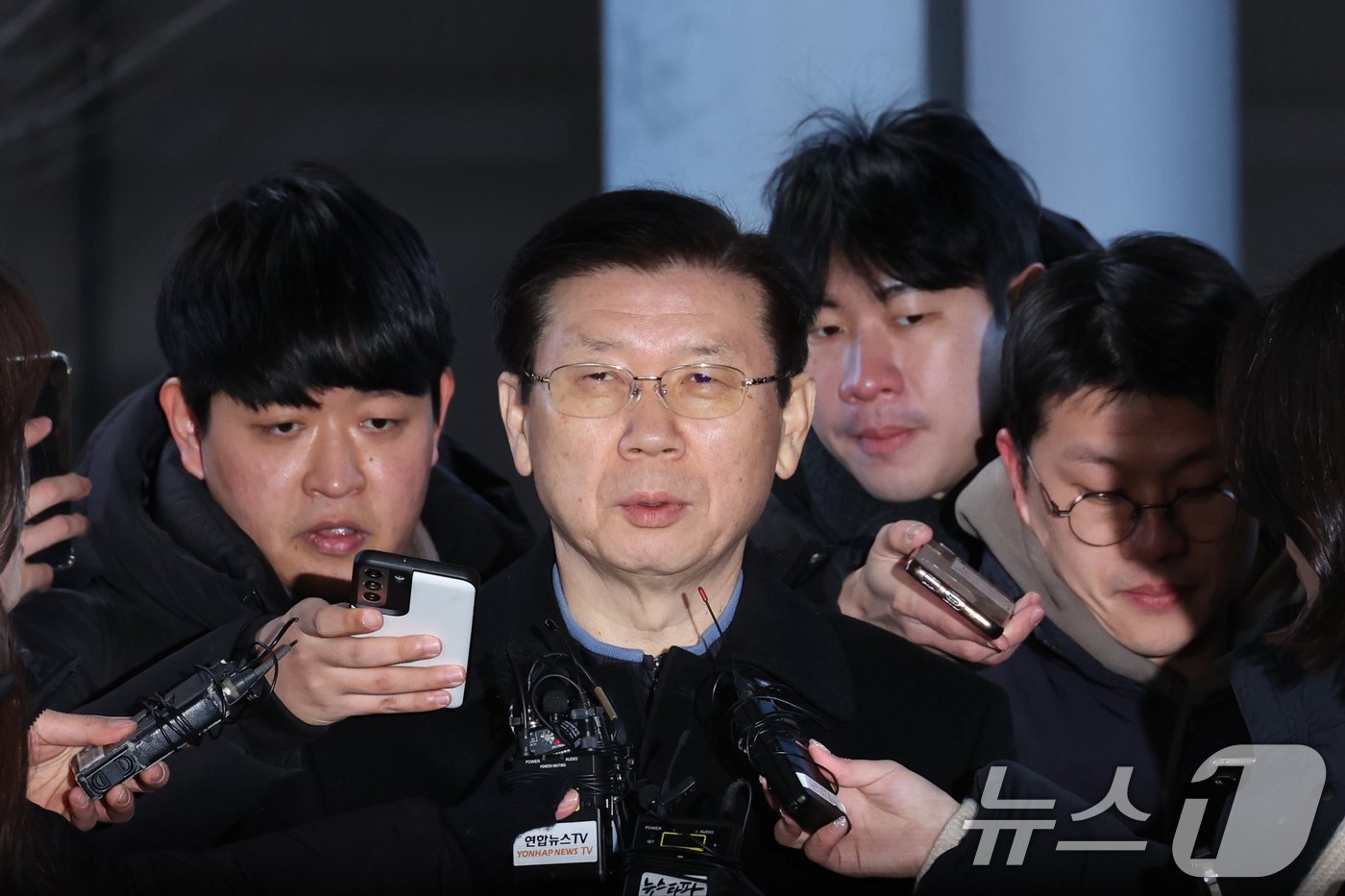 본문 이미지 - 윤석열 대통령에 대한 체포영장 집행을 방해한 혐의&#40;특수공무집행방해&#41;로 입건된 박종준 대통령 경호처장이 10일 오전 서울 서대문구 국가수사본부로 출석하며 입장을 밝히고 있다. &#40;공동취재&#41; 2025.1.10/뉴스1 ⓒ News1 이승배 기자