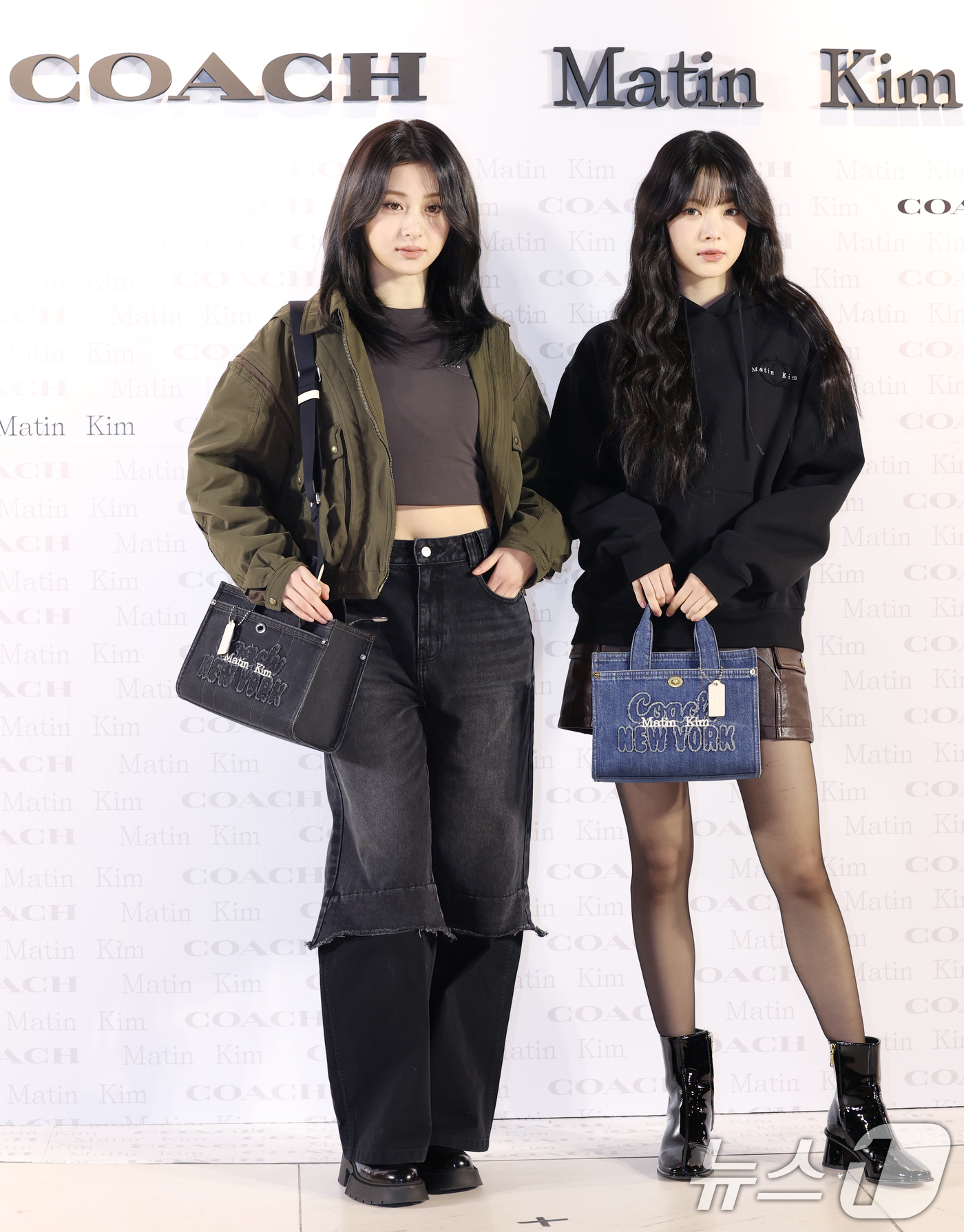 (서울=뉴스1) 권현진 기자 = 르세라핌 허윤진과 홍은채(오른쪽)가 10일 오전 서울 송파구 롯데백화점 에비뉴엘 잠실점에서 열린 코치 마뗑킴 팝업스토어 오픈 기념 행사에 참석해 포 …