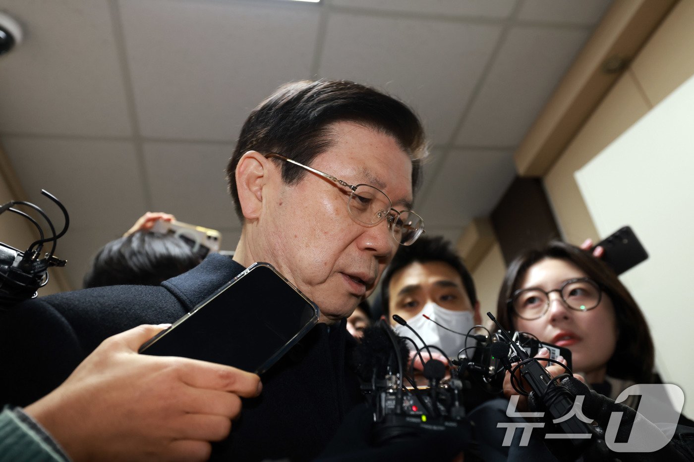 본문 이미지 - 윤석열 대통령에 대한 체포영장 집행을 방해한 혐의&#40;특수공무집행방해&#41;로 입건된 박종준 대통령 경호처장이 10일 오전 서울 서대문구 국가수사본부로 출석하고 있다. &#40;공동취재&#41; 2025.1.10/뉴스1 ⓒ News1 이승배 기자