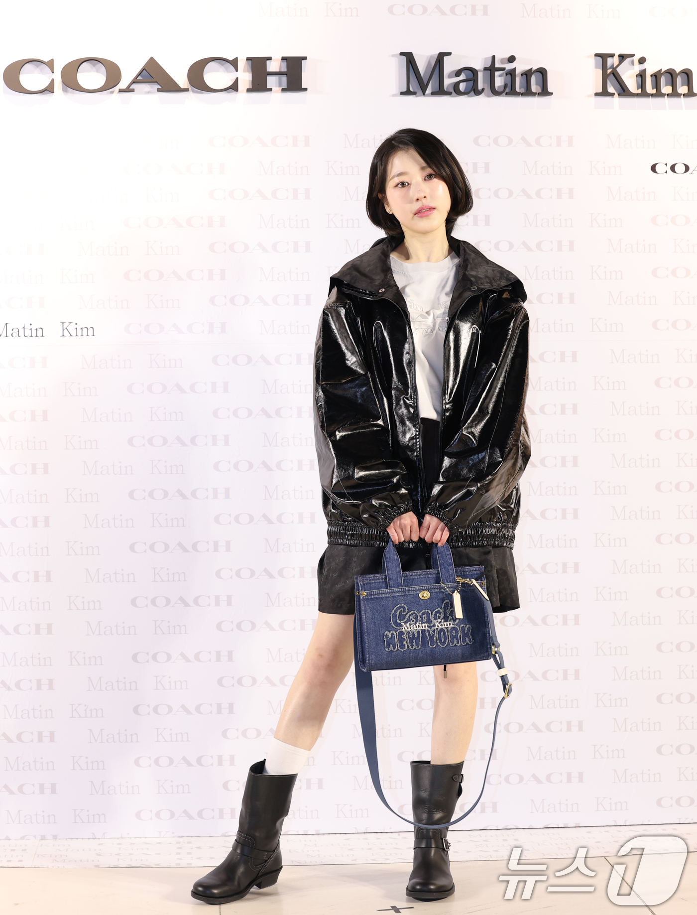 (서울=뉴스1) 권현진 기자 = 배우 장다아가 10일 오전 서울 송파구 롯데백화점 에비뉴엘 잠실점에서 열린 코치 마뗑킴 팝업스토어 오픈 기념 행사에 참석해 포즈를 취하고 있다. 2 …