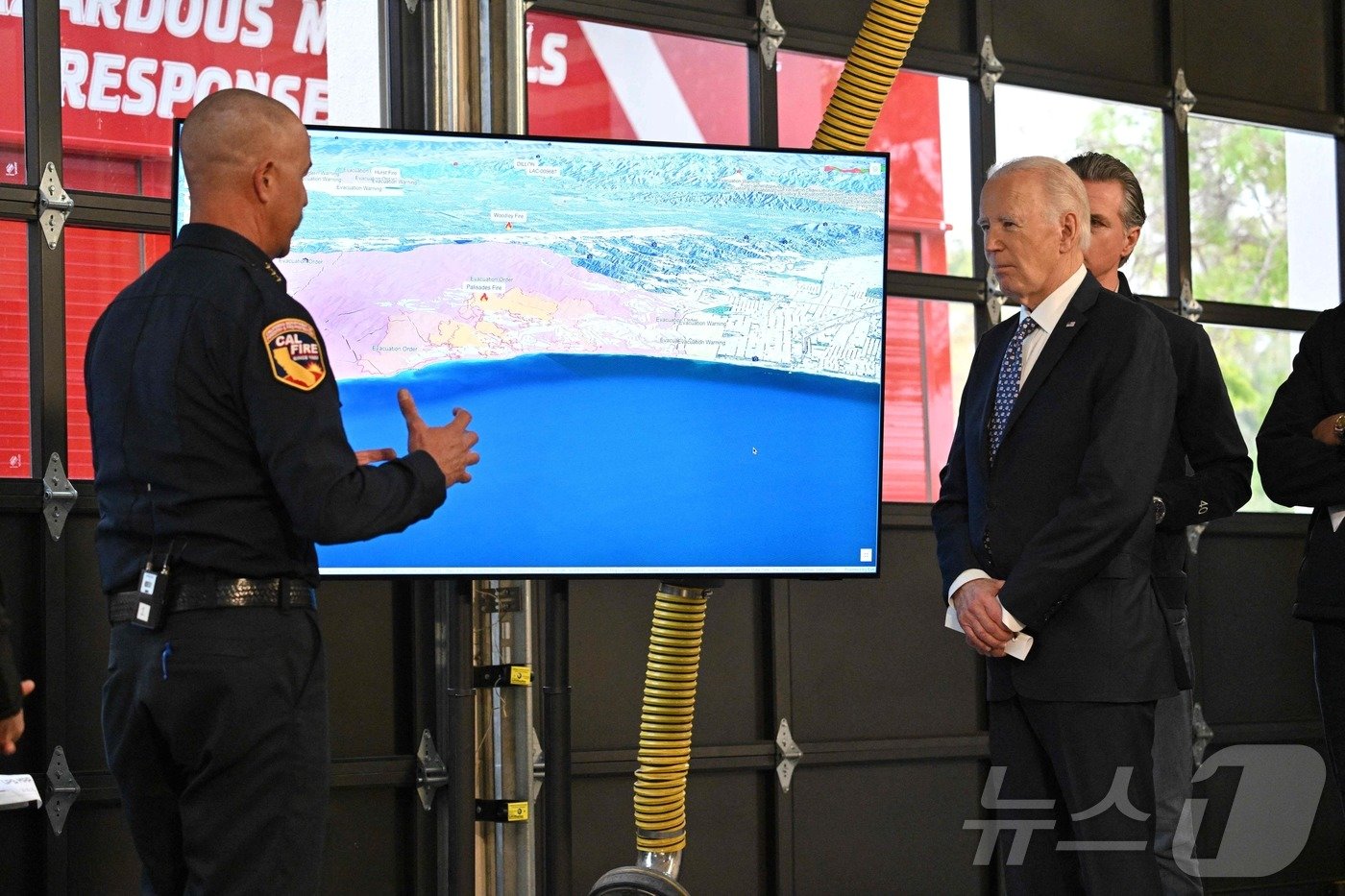 본문 이미지 - 조 바이든 미국 대통령이 8일&#40;현지시간&#41; 캘리포니아 산타 모니카 소방소에서 팰리세이즈 산불과 관련한 브리핑을 받고 있다. 2025.01.10 ⓒ AFP=뉴스1 ⓒ News1 우동명 기자