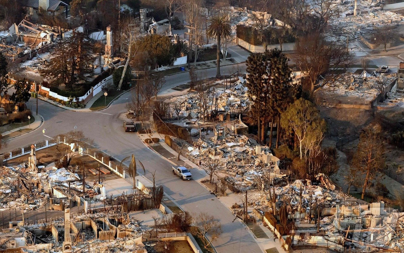 본문 이미지 - 9일(현지시간) 팰리세이즈 산불이 휩쓸고 간 캘리포니아 로스앤젤레스 인근의 퍼시픽 팰리세이즈에서 불에 탄 주택들의 모습이 보인다. 2025.01.10 ⓒ AFP=뉴스1 ⓒ News1 우동명 기자